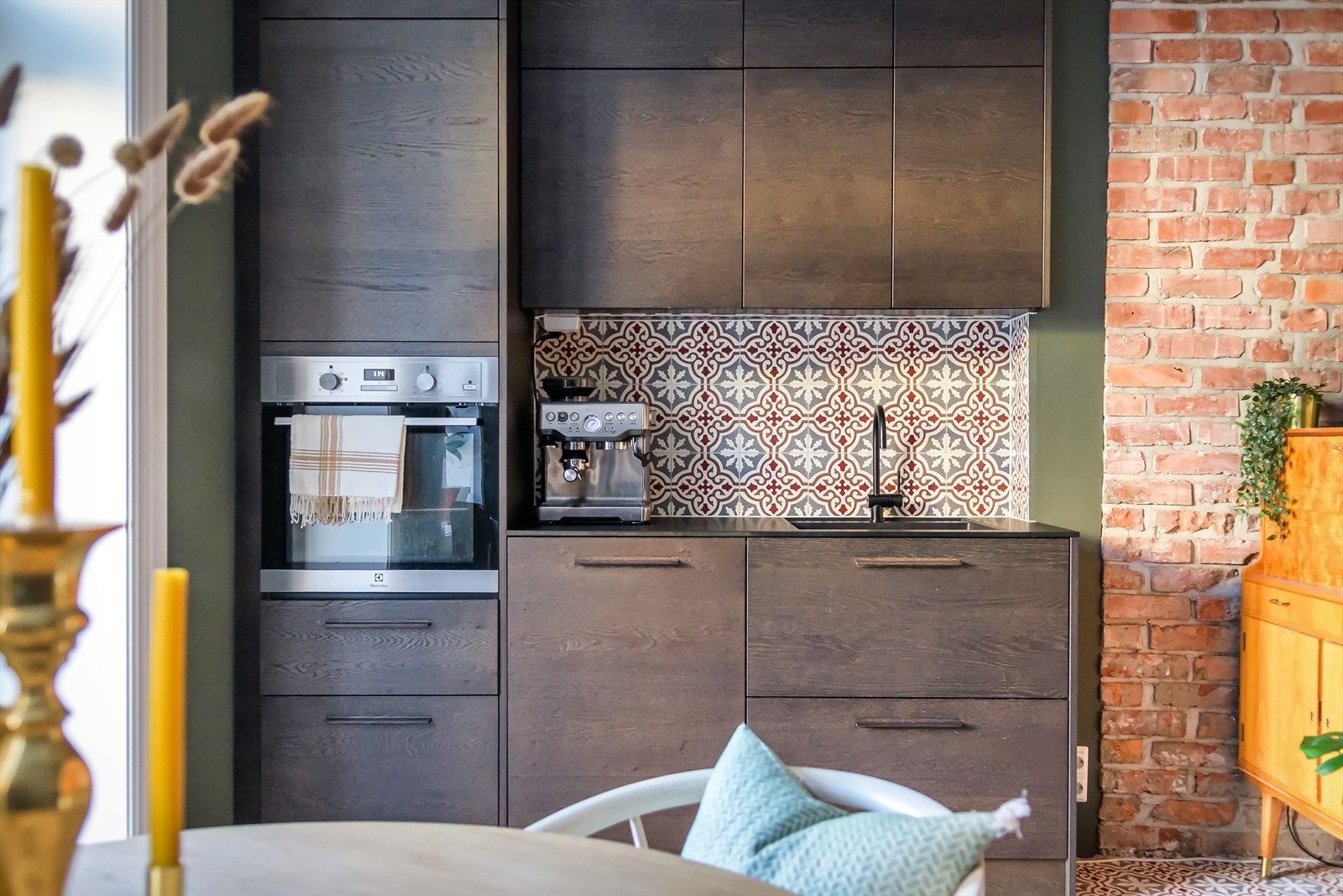 Flisene på kjøkkenet knyter klassisk stil sammen med topp moderne kvaliteter. Galleribilde