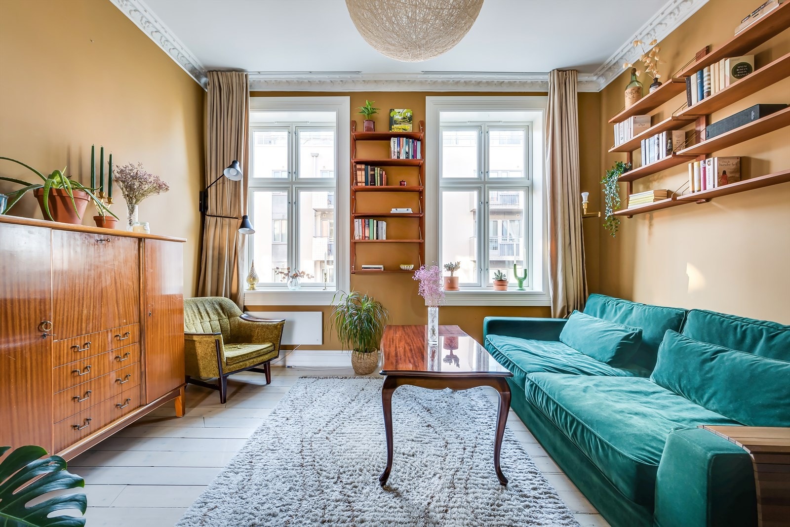 Leiligheten kombinerer klassiske elementer med moderne innredning og løsninger. Galleribilde