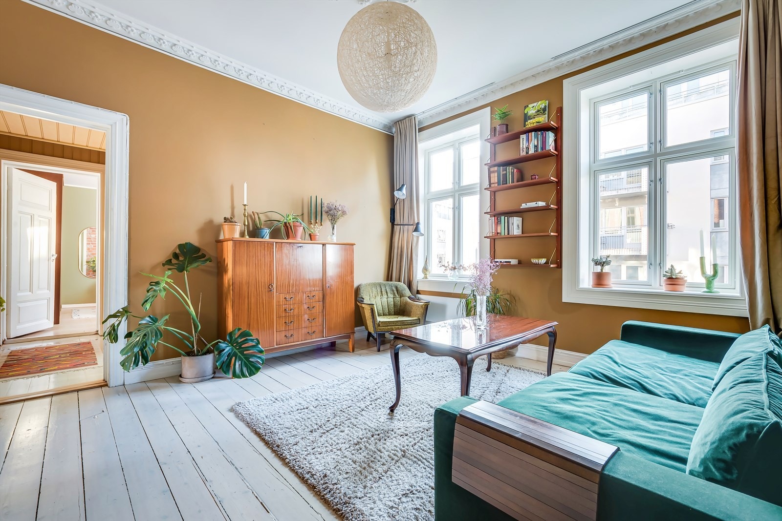 Svært god romfølelse i stuen med store vindusflater og takhøyde på ca 2,99 meter. Galleribilde