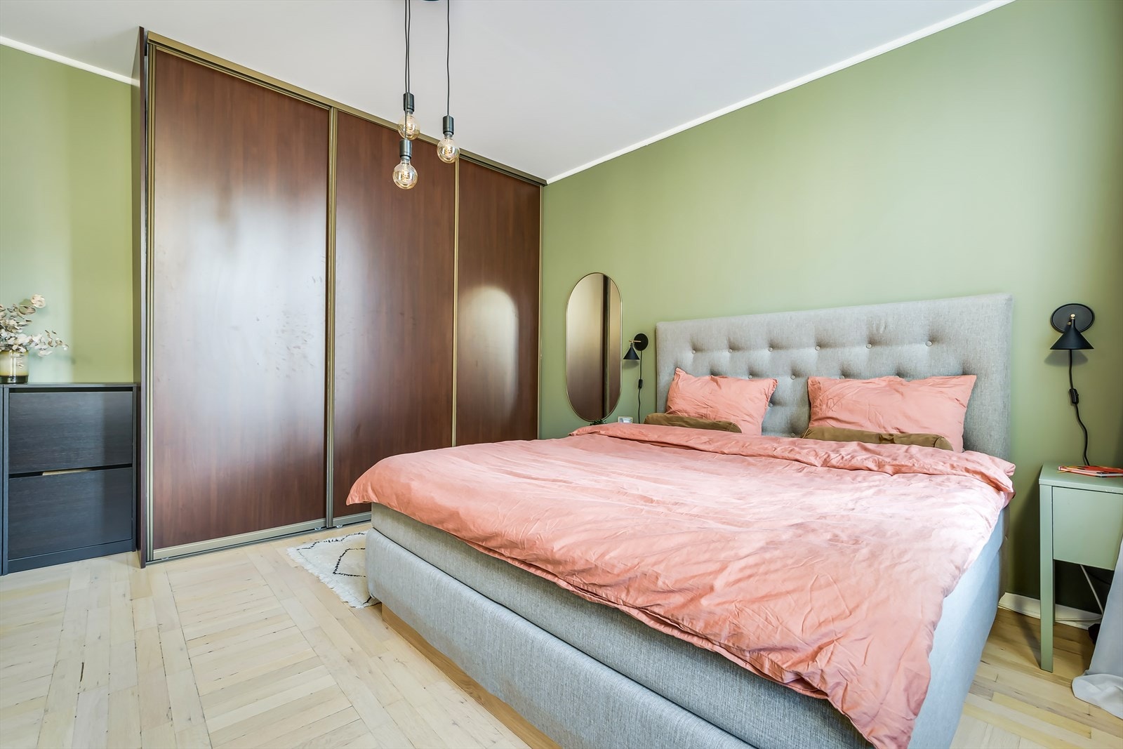 Her er det god plass til dobbelseng, nattbord og plassbygget garderobeløsning med skyvedører. Galleribilde