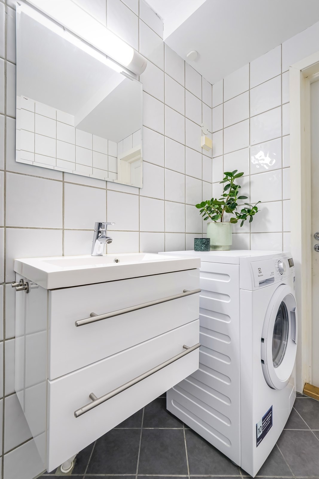 Baderommet har vegghengt servant og speil, og det er opplegg for vaskemaskin/tørketrommel i søyleløsning. Galleribilde