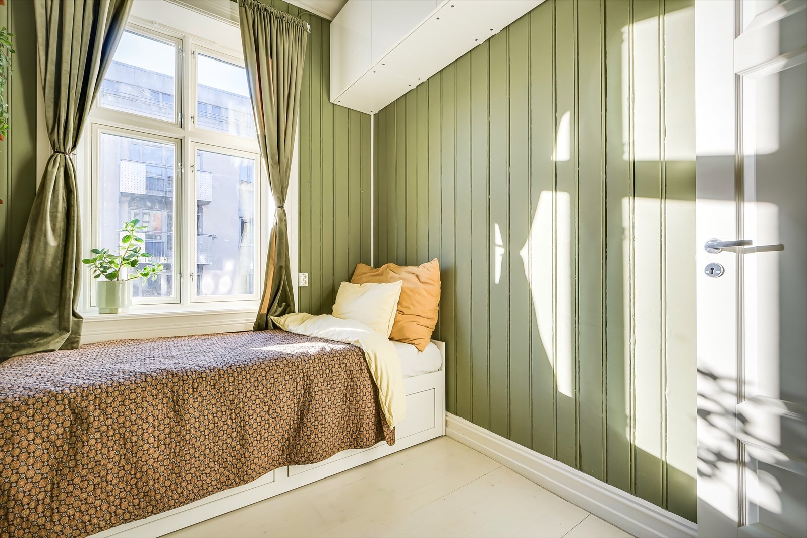 Soverommet kan skilte med store vindusflater, vegghengt skapløsning og originale paneler fra byggeår. Galleribilde