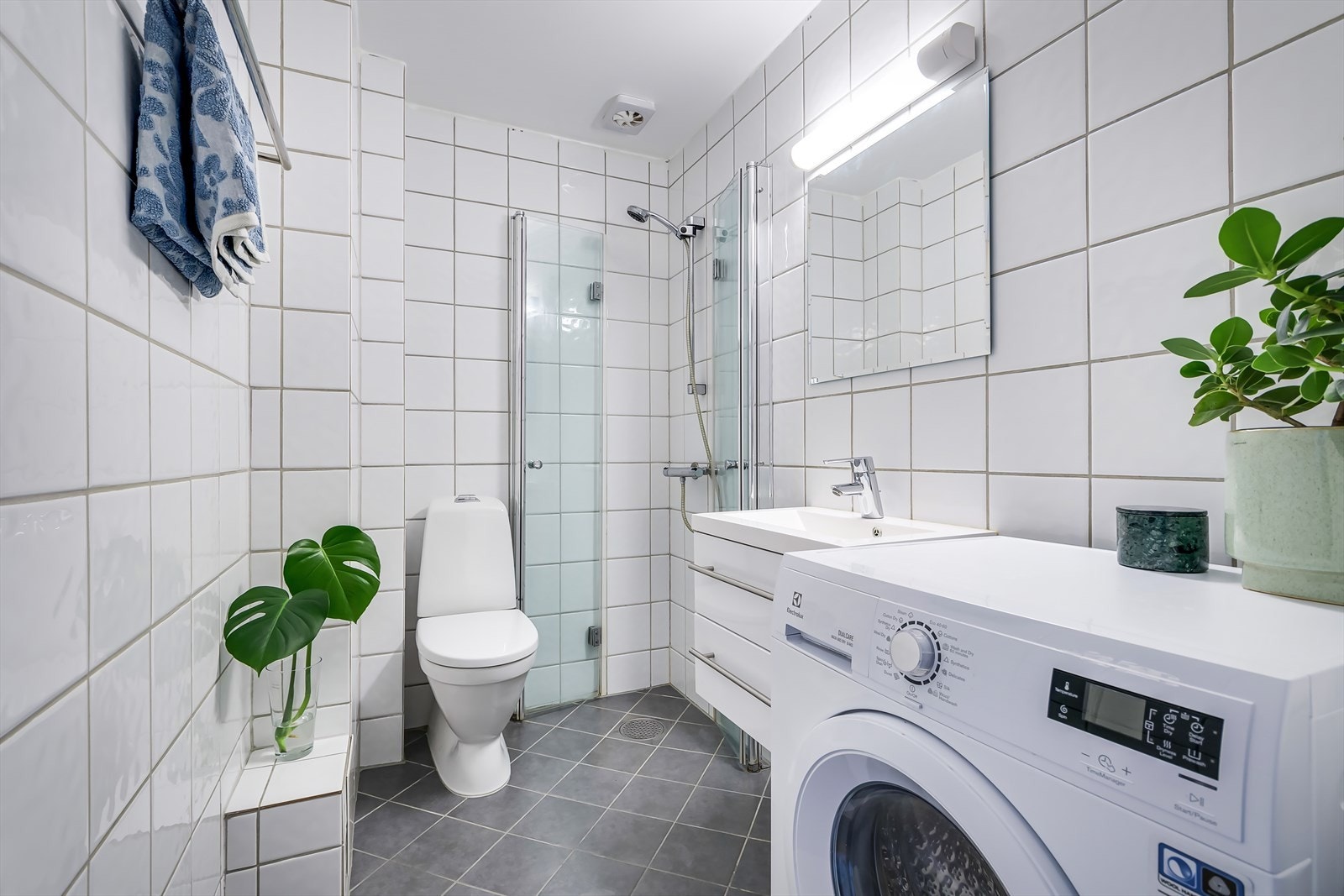 Flislagt baderom av generøs størrelse med varmekabler i gulvene. Galleribilde