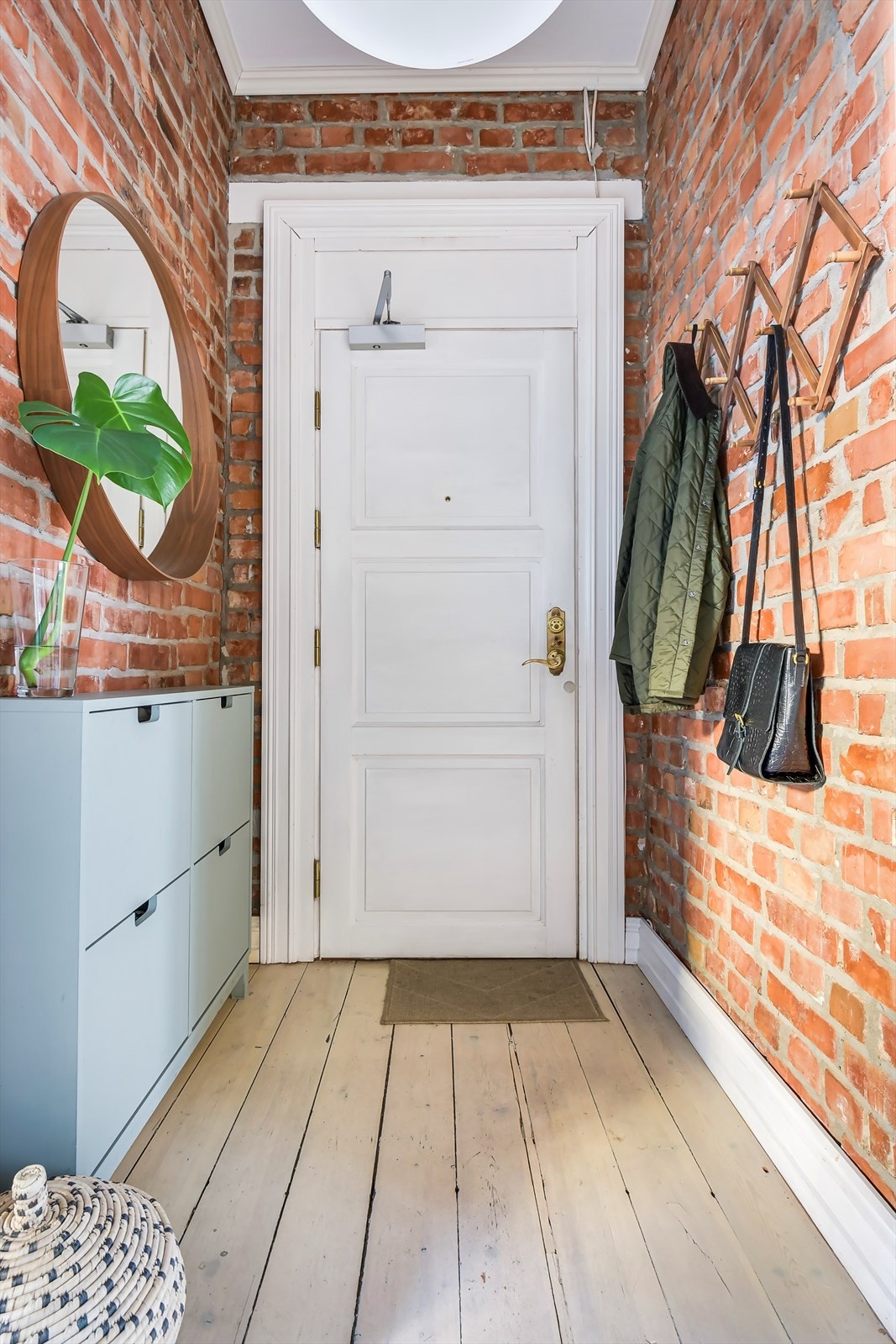 Her er det plass til å parkere sko og henge fra seg yttertøy. Galleribilde