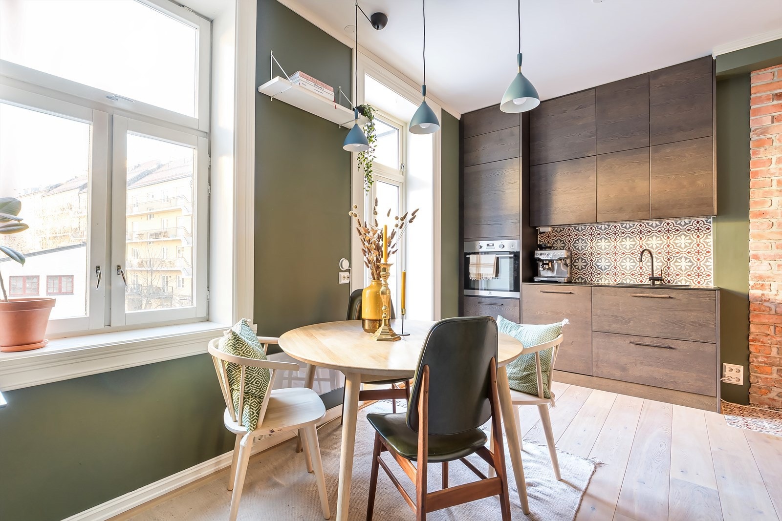 Fra kjøkkenet er det enkel adkomst til balkongen via doble dører. Galleribilde