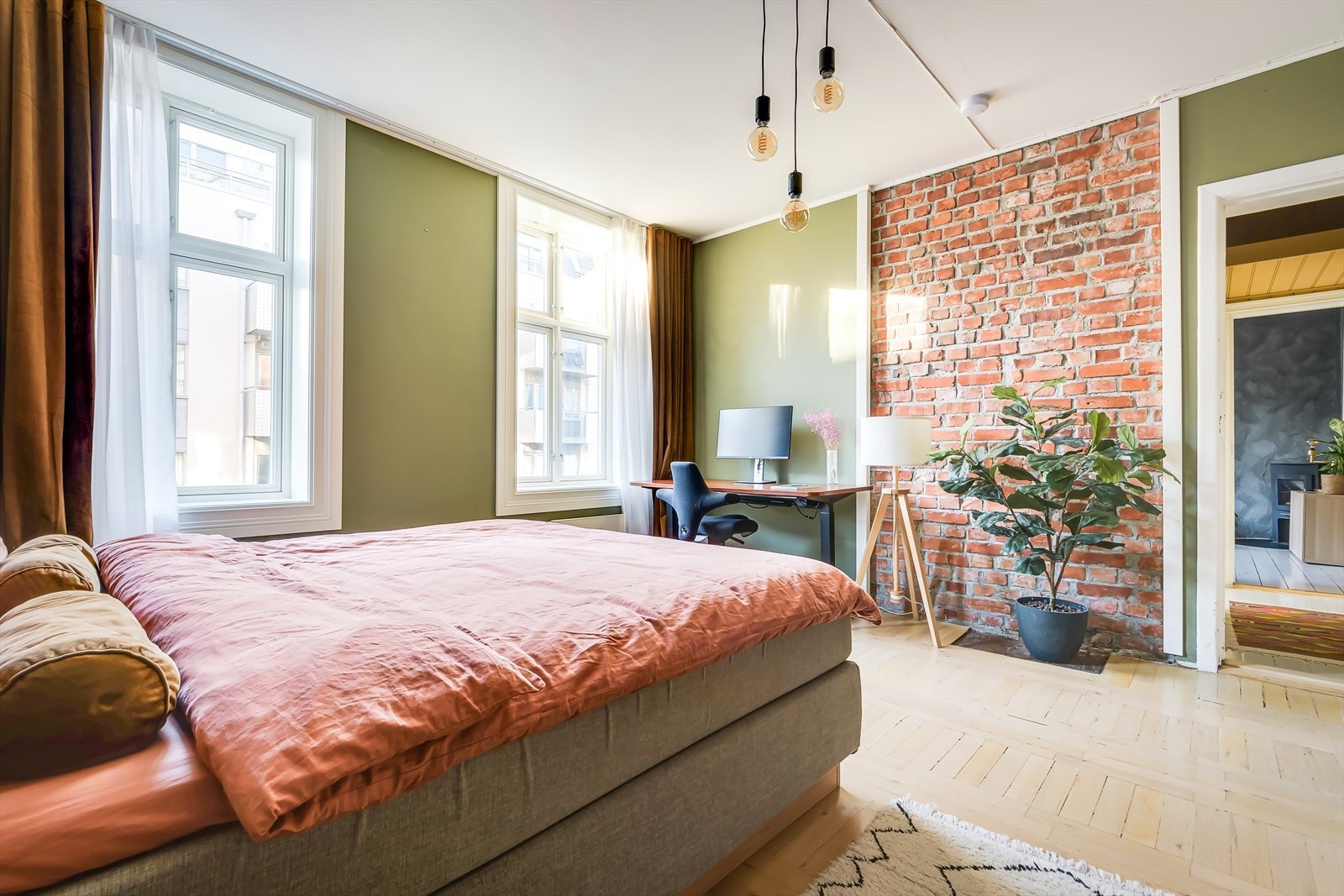 Hovedsoverommet blir også til dels brukt til hjemmekontor. Galleribilde