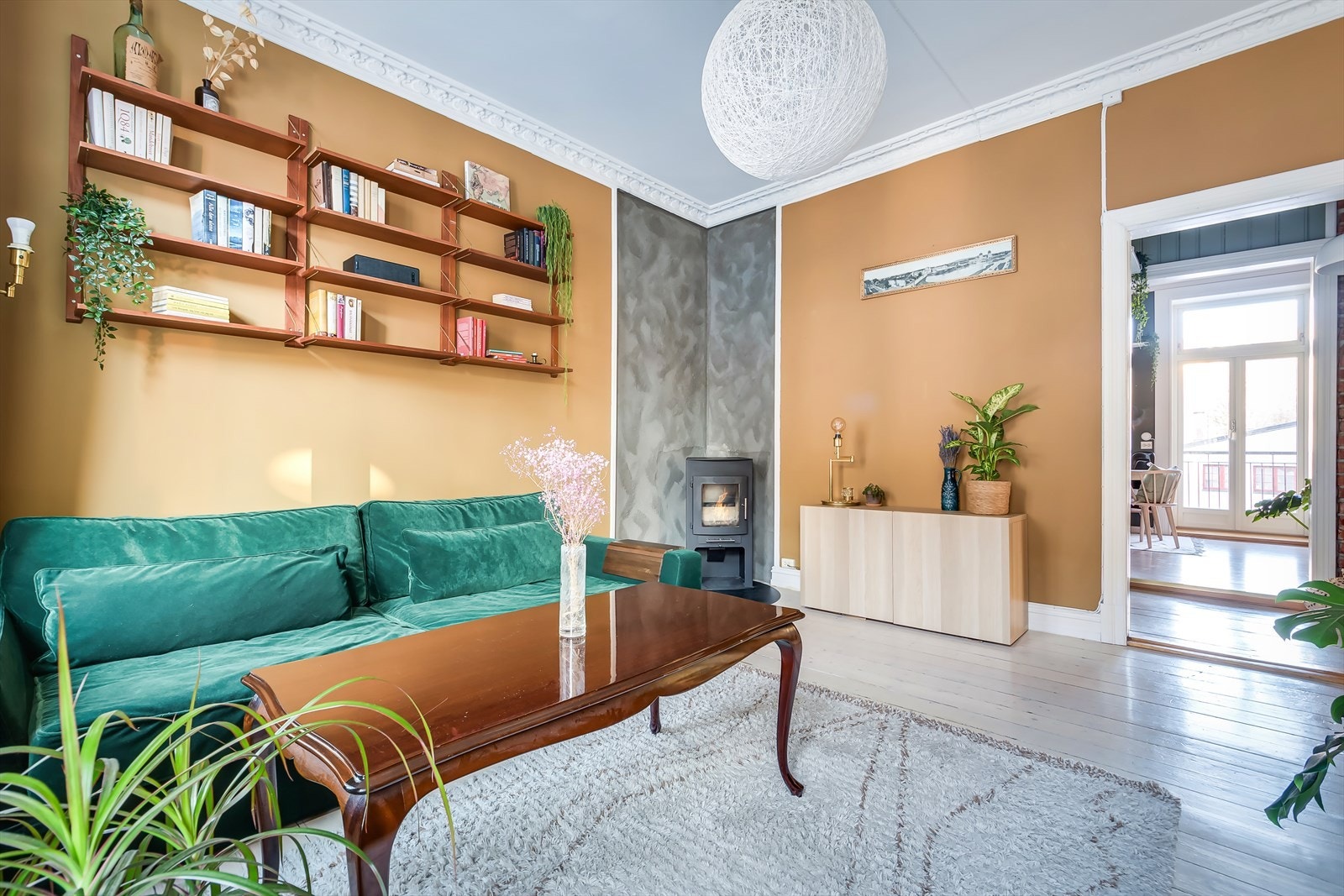 Stuen kan møbleres på flere ulike vis, og peisen byr på stemning og varme i de kaldere månedene. Galleribilde