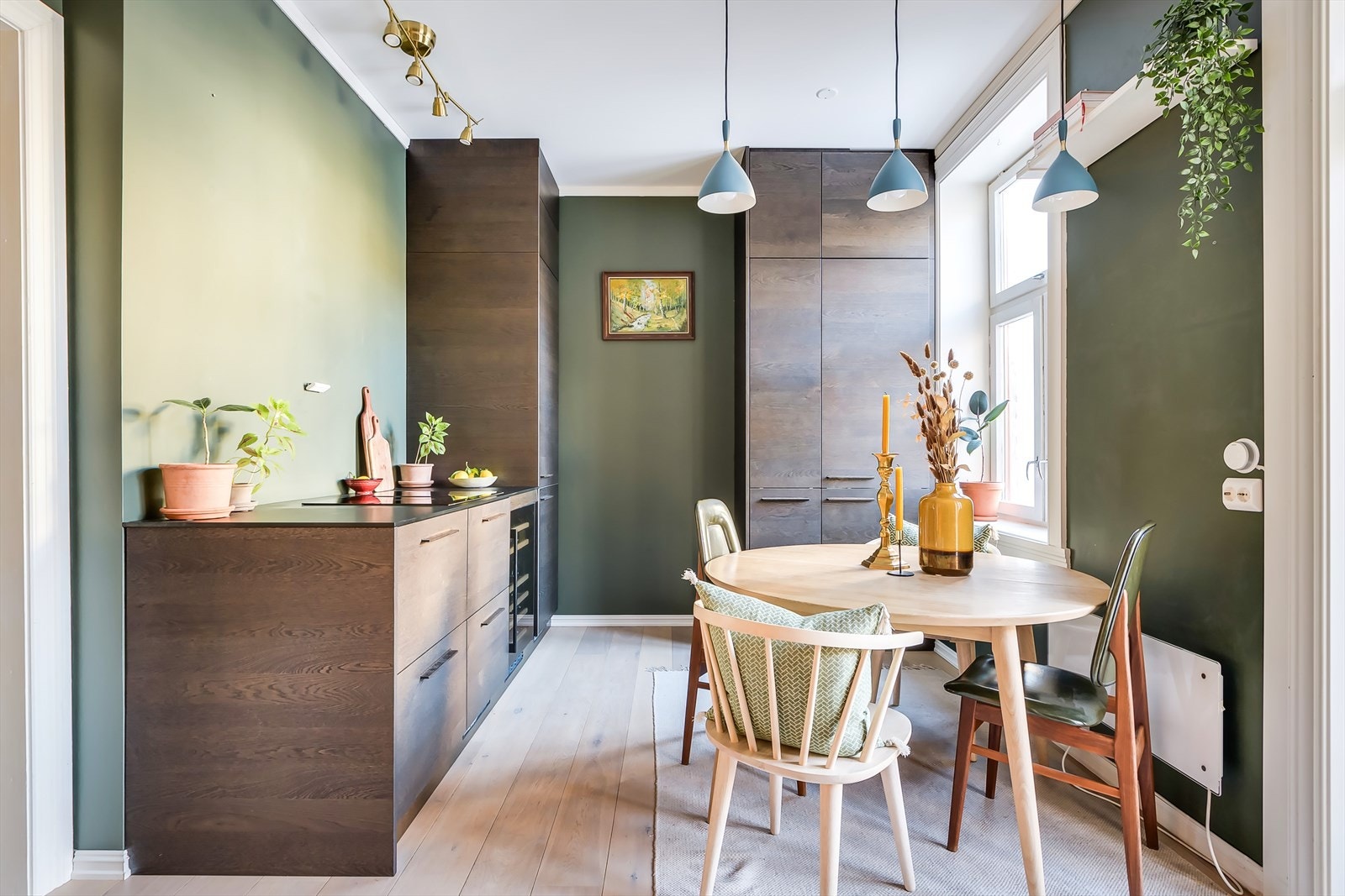 Kjøkkenet har velvalgte løsninger som blant annet integrert platetopp med ventilator, vinskap og helskap for både kjøleskap og fryser. Galleribilde