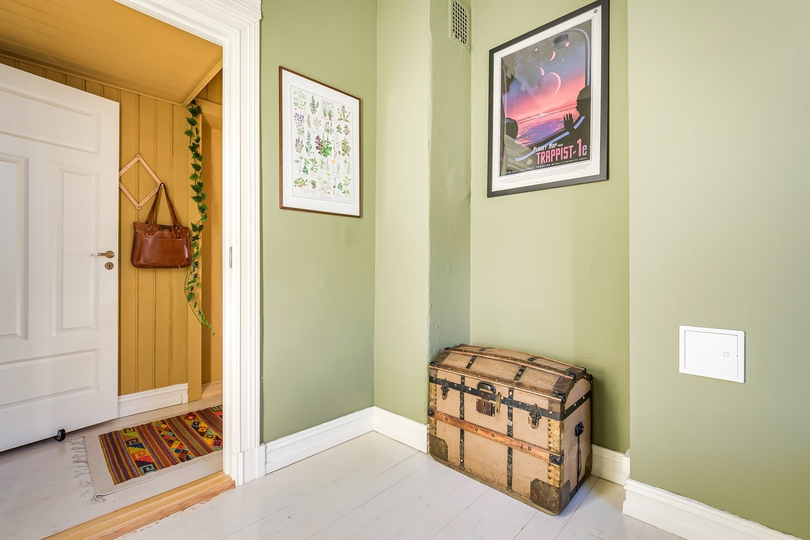 Soverommet er delvis brukt til hjemmekontor så vel som gjesterom. Galleribilde