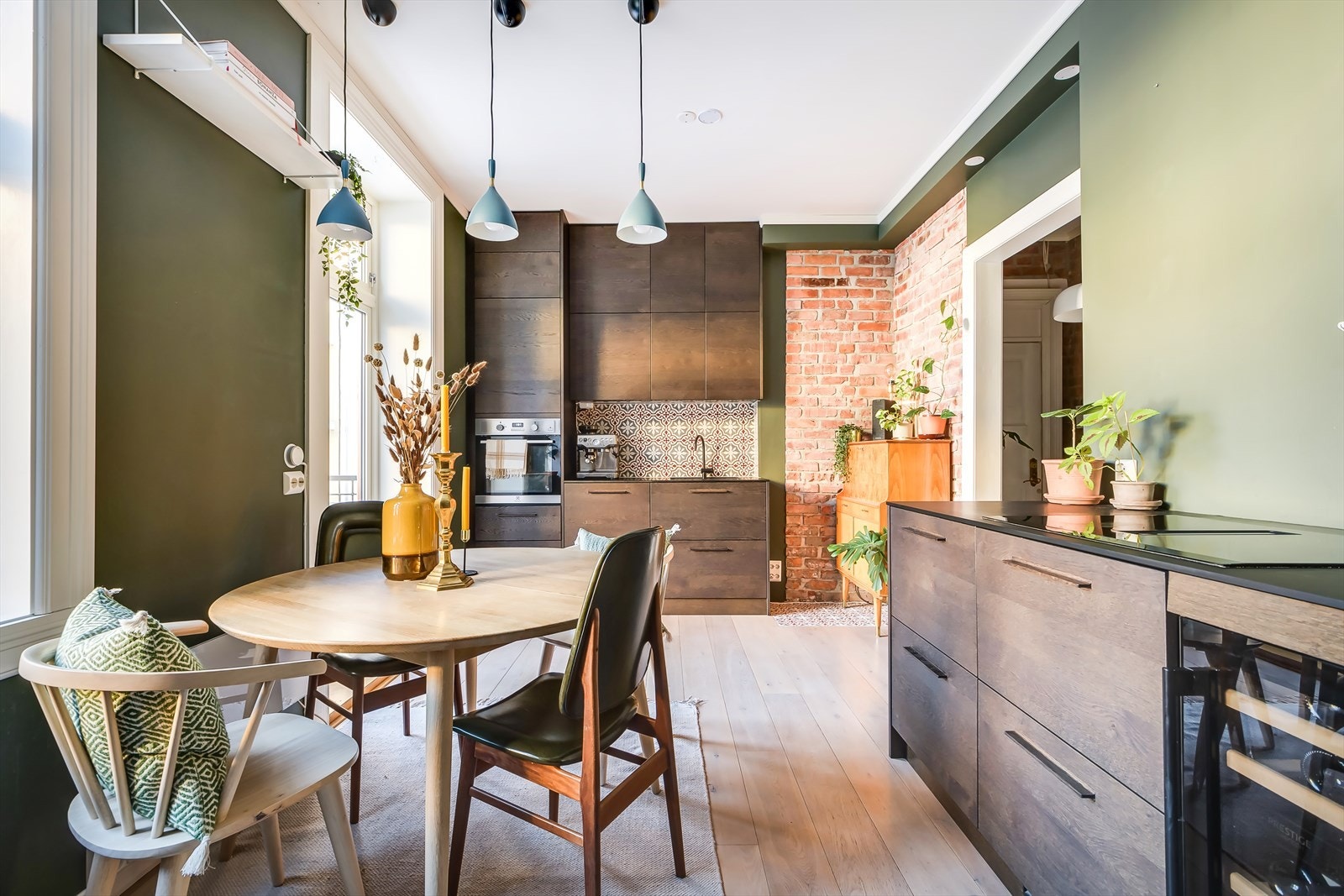 Lekre fliser, rå teglstein og moderne fargevalg gir et meget estetisk uttrykk. Galleribilde