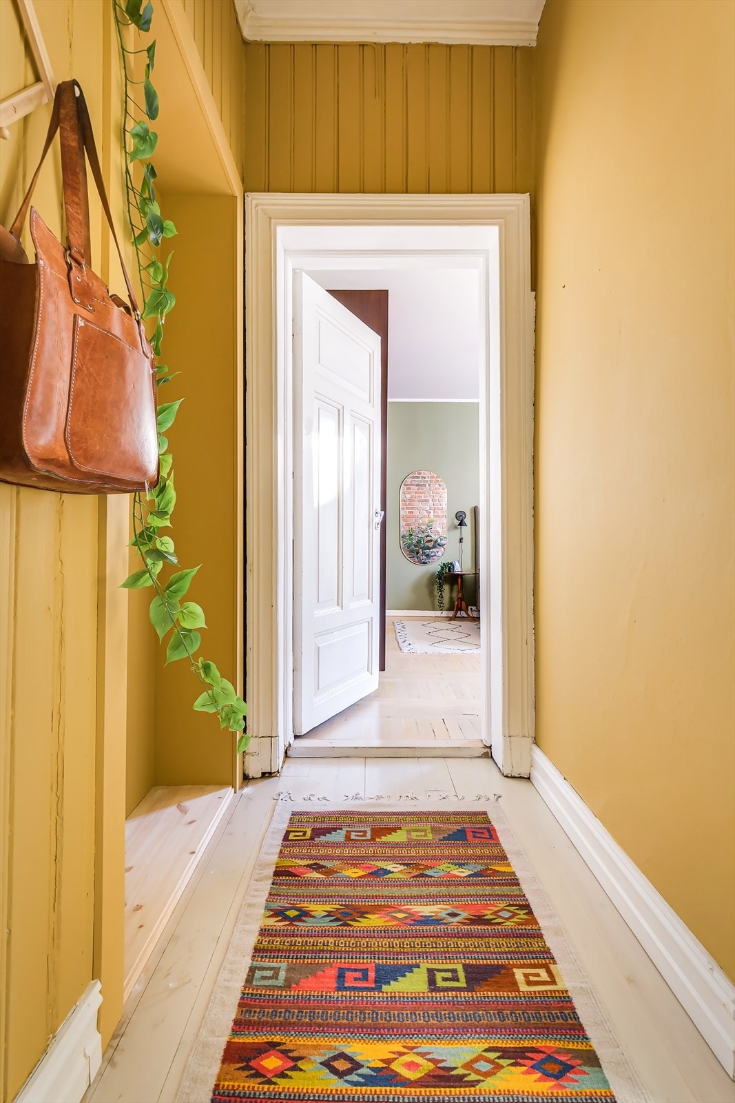 Mellomgangen leder veien mellom stue og soverommene, og fungerer også til oppbevaring på hems. Galleribilde