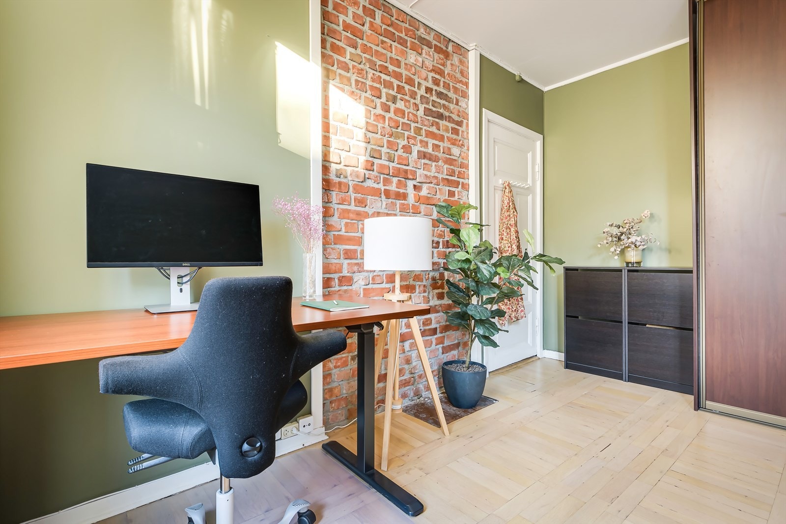 Bygården sto ferdig i 1893 og de originale detaljene fra byggeår gjenstår og byr på sjarm og sjel gjennom hele boligen. Galleribilde