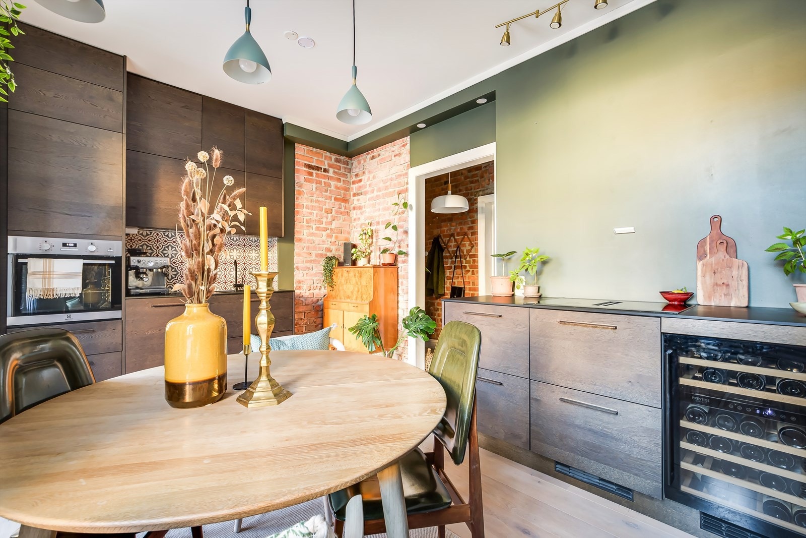 Det er god plass til en hyggelig spisegruppe med mange stoler. Galleribilde