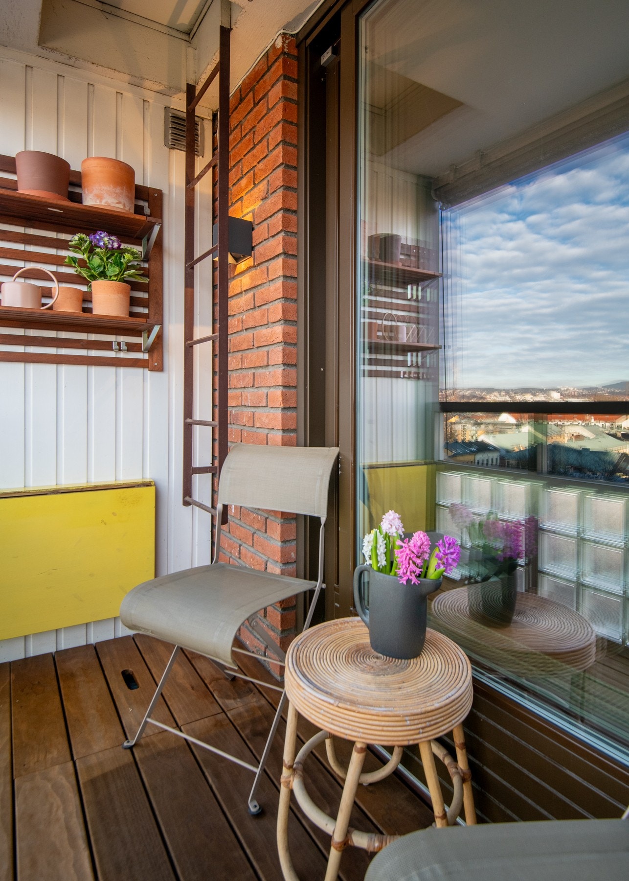 Terrassegulvet ble lagt i august 2021 og består av vedlikeholdsfritt tre, spesialtilpasset med korrekt helling og en forskriftsmessig luke for rømningsvei. Galleribilde