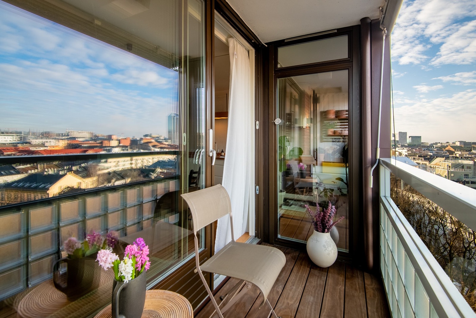 Fra stuen er det skyvedør ut til en herlig vestvendt balkong på 4m² som gjør at stuen kan åpnes ut mot det fri. Galleribilde