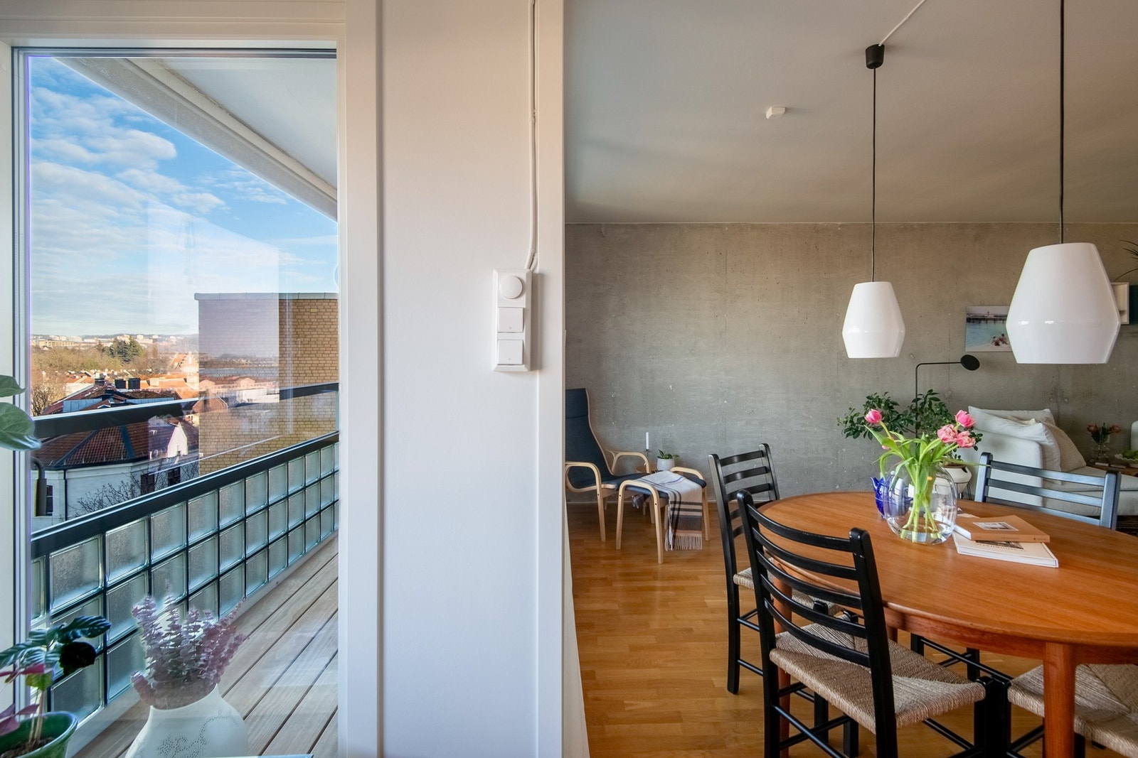 Leiligheten er en av de hvor det er byttet til skyvedør fra stue til balkong - dette gir et ekstra vindusareal hvor den gamle balkongdøren var (til venstre i bildet). Galleribilde