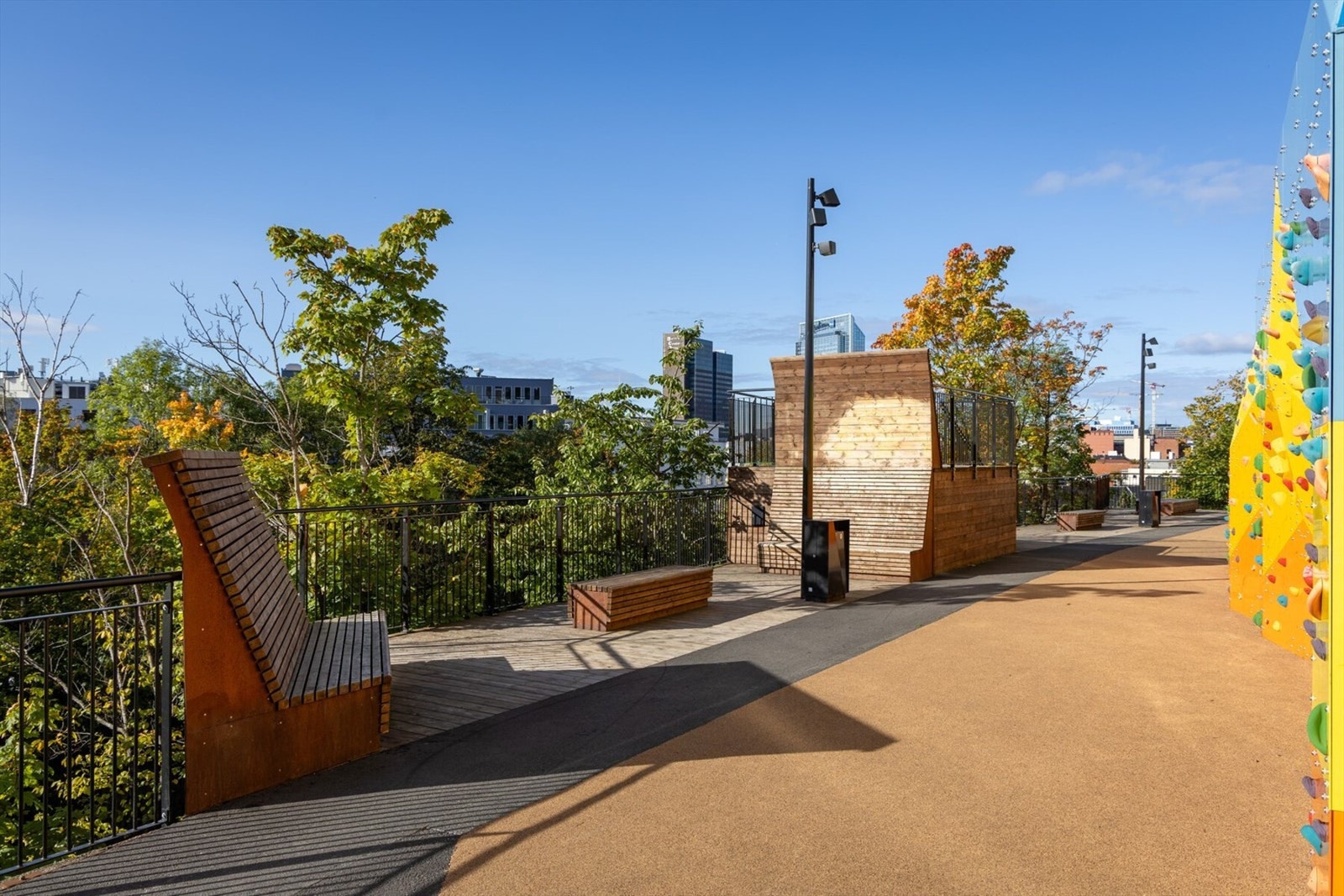 Flott klatrevegg og utsiktspunkt over byen på borettslagets fellesarealer. Galleribilde