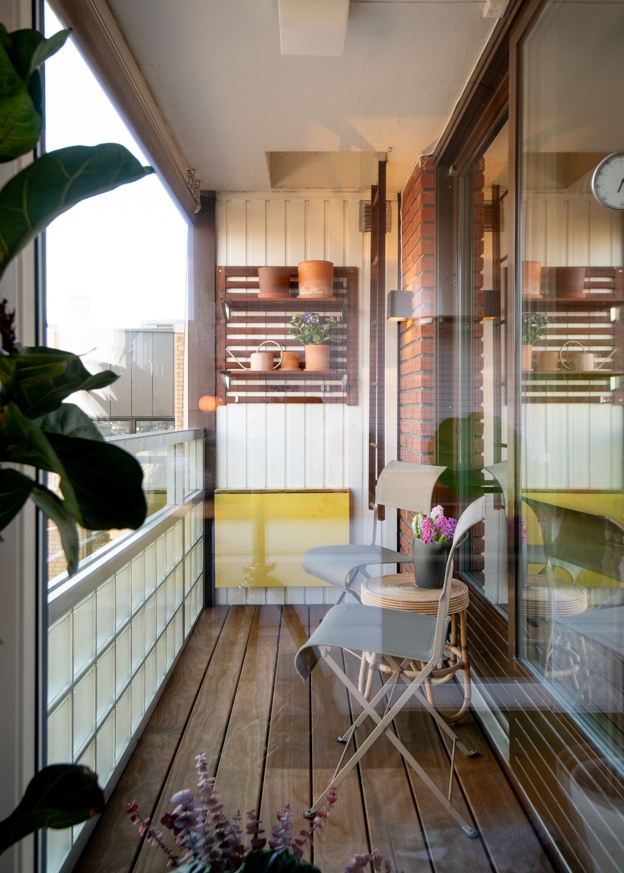 En lun balkong hvor snø og regn ytterst sjeldent kommer inn. Det er montert praktisk solskjerming på balkongen som kan lukkes helt. Galleribilde