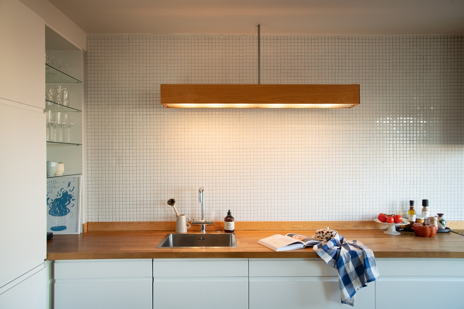 Kjøkkenet er godt utstyrt med integrerte hvitevarer, inkludert to kjøleskap med frysedel, oppvaskmaskin, stekeovn og nedfelt platetopp. Galleribilde