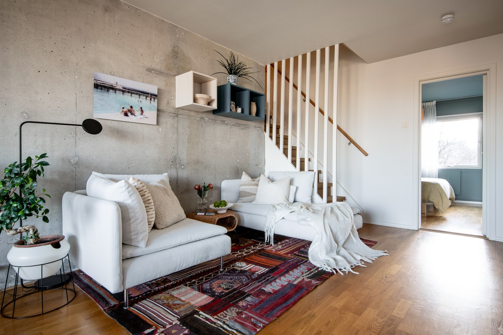 Leiligheten oppleves svært lys da solen strekker seg gjennom fra morgen til kveld. Galleribilde