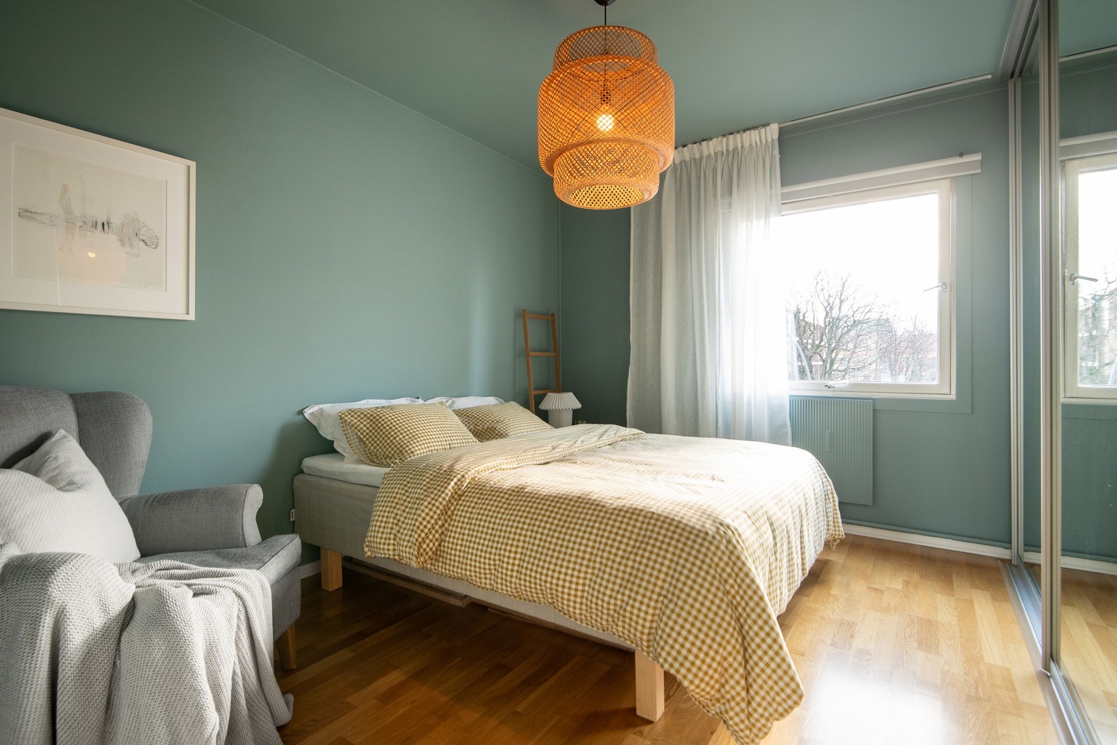 Hovedsoverommet ble malt opp i 2024 i fargen Flügger Deep Orta, som skaper en lun og harmonisk atmosfære. Galleribilde