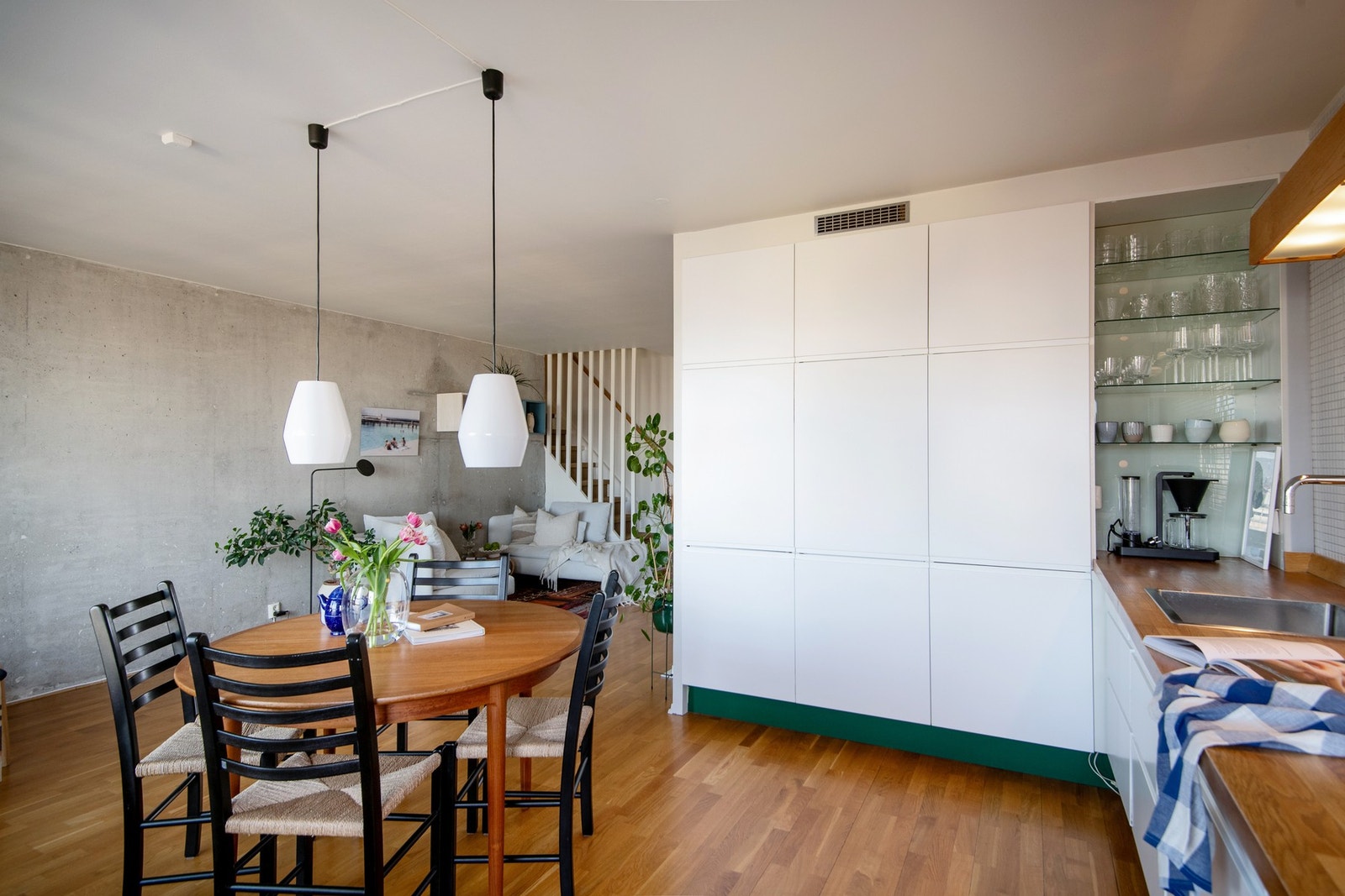 Et praktisk og stilrent kjøkken som kombinerer funksjonalitet og estetikk på en flott måte. Galleribilde