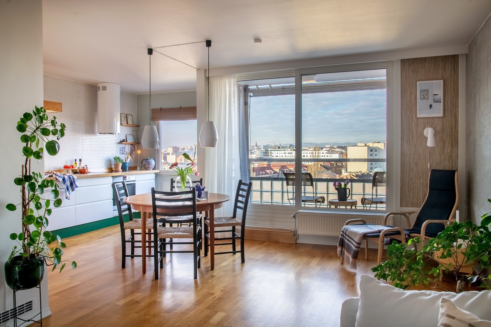 Her får du en moderne planløsning med romslig og meget god åpen stue- og kjøkkenløsning - boligens hjerte! Galleribilde