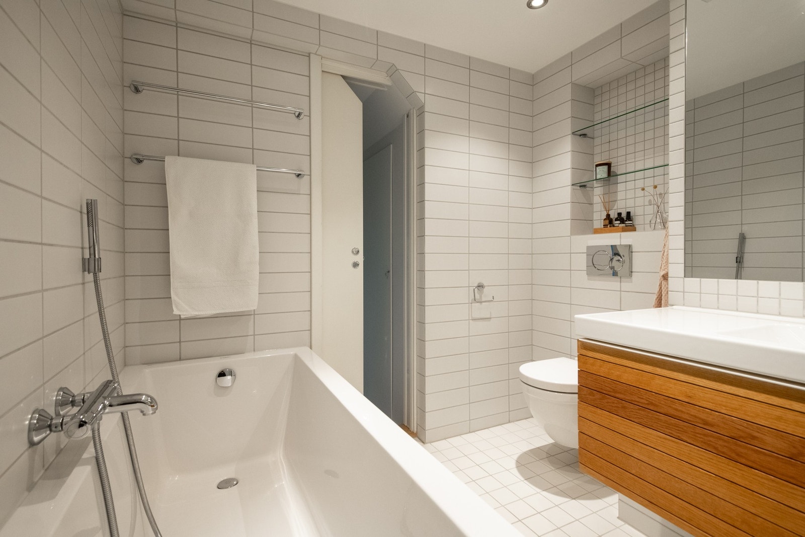 Gulvet er flislagt og har varme for ekstra komfort, mens de flislagte veggene gir et tidløst uttrykk. Galleribilde