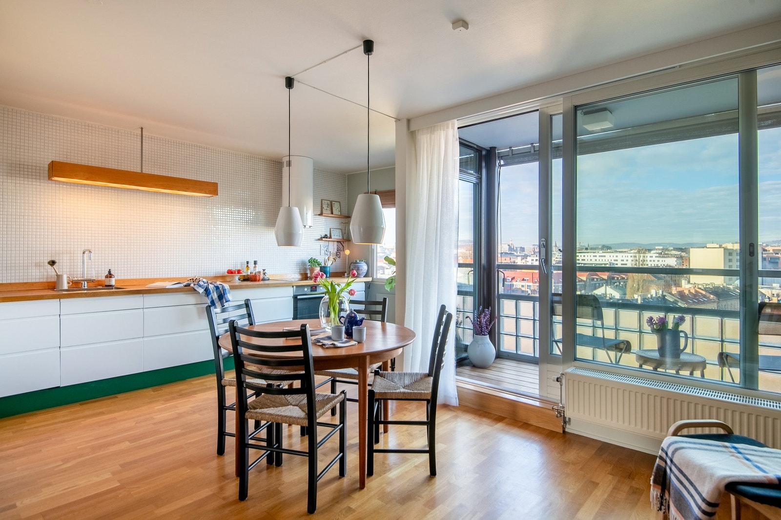 De store vindusflatene og skyvedøren vendt mot vest slipper inn fantastisk naturlig lys og gir en åpen og romslig atmosfære. Galleribilde