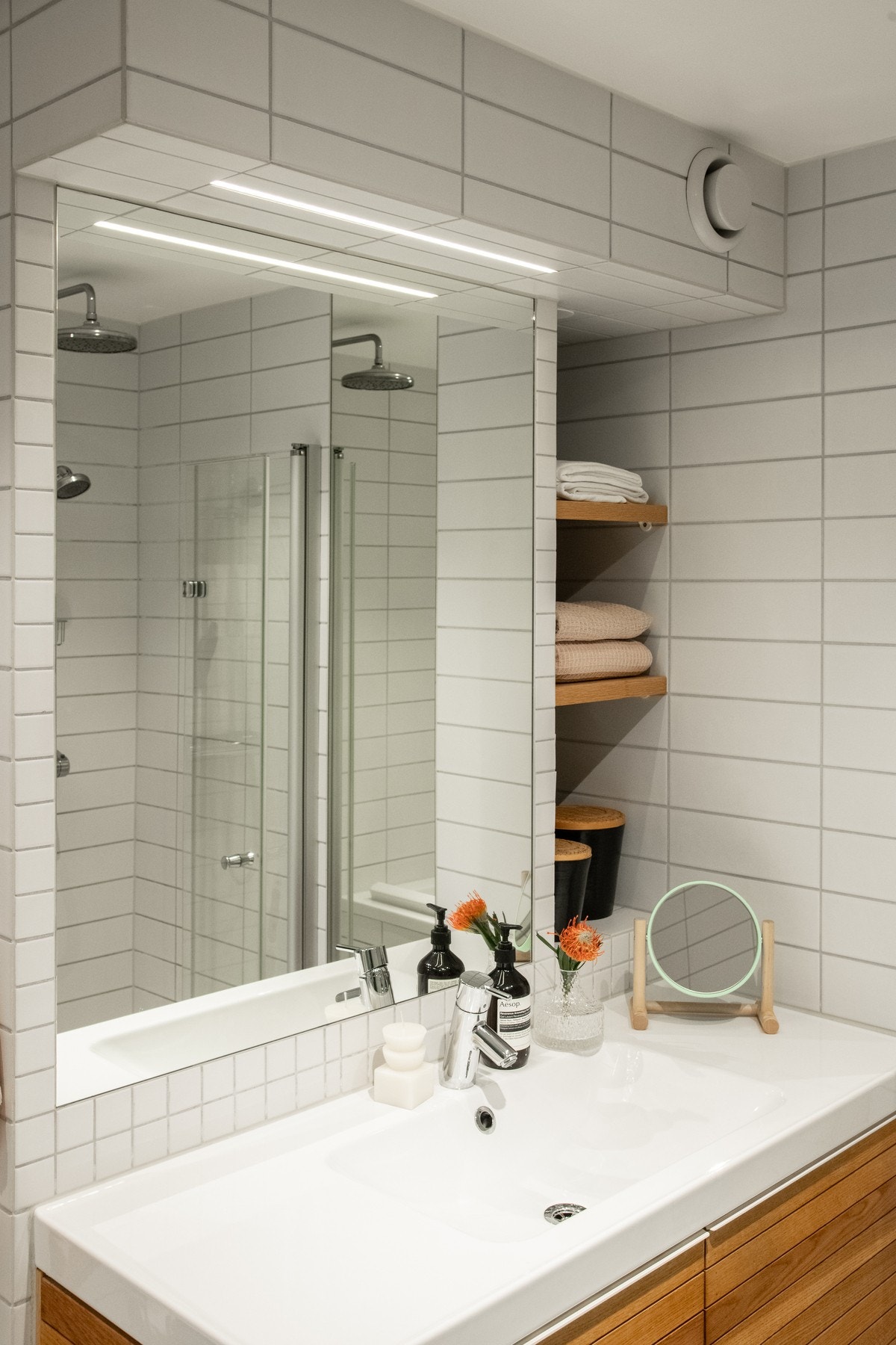 Baderommet har både et dusjhjørne med innfellbare glassdører og en kombinasjon av hånddusj og regndusj, toalett, samt et innebygd badekar. Galleribilde