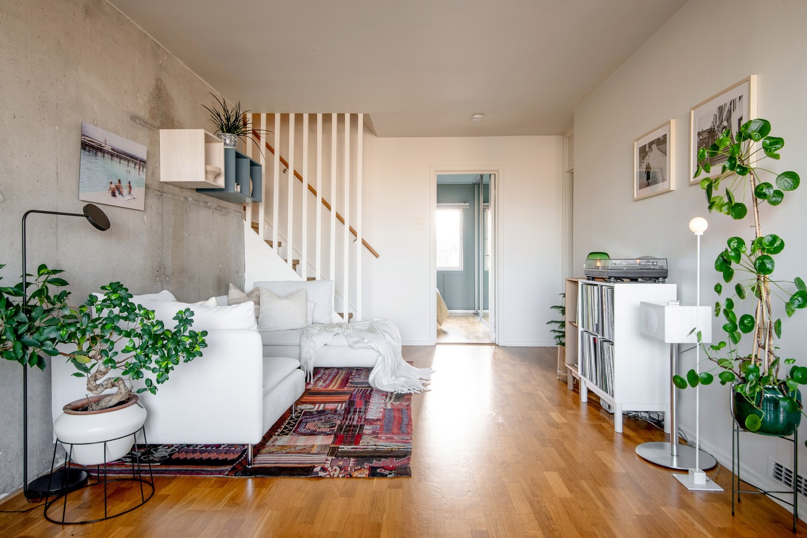 Stuen er et lyst og luftig oppholdsrom med en gjennomført stil og gode materialvalg. Galleribilde