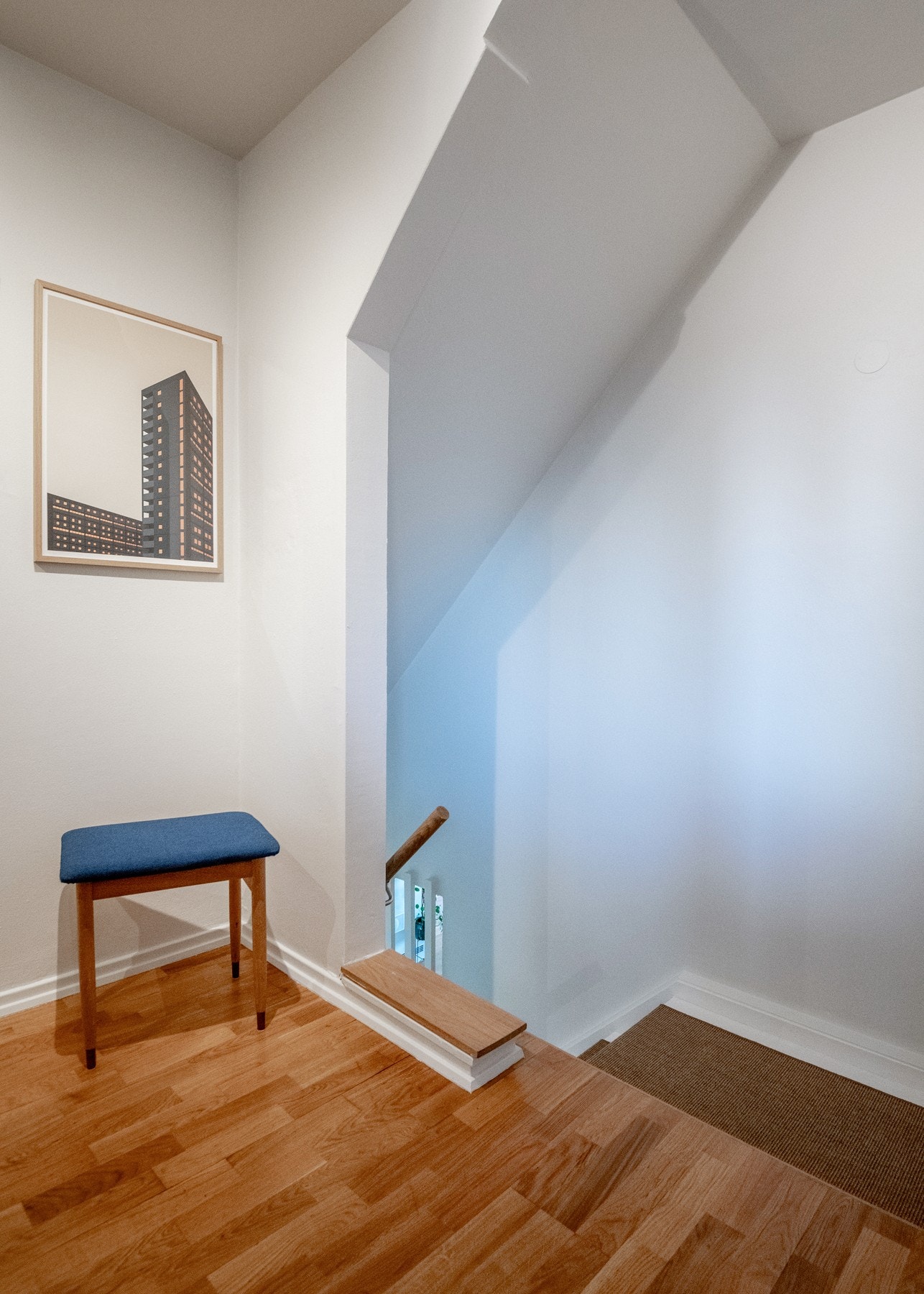 Fra entréen leder en trapp ned til selve boarealet i 6. etasje, noe som gir en luftig og unik planløsning. Galleribilde