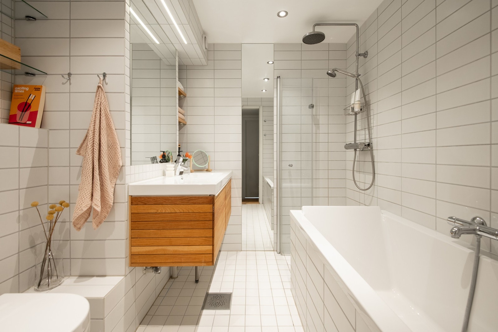 Badet fra 2014 (dokumentasjon foreligger) fremstår som stilrent og funksjonelt med moderne løsninger. Galleribilde