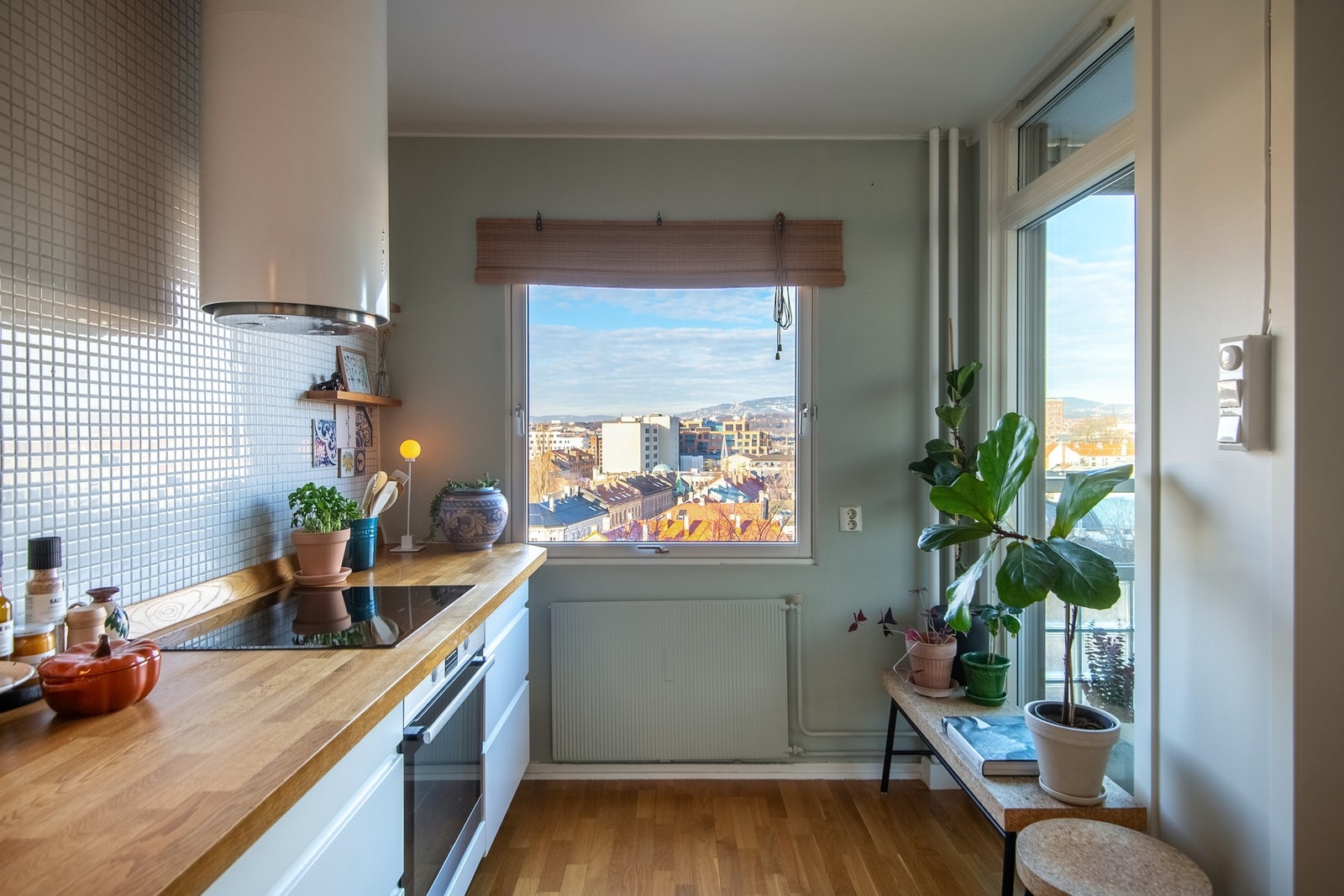 Vindusveggen er malt i fargen Jotun Pale Linden, som rammer inn solnedgangene med et ekstra varmt lys. Galleribilde