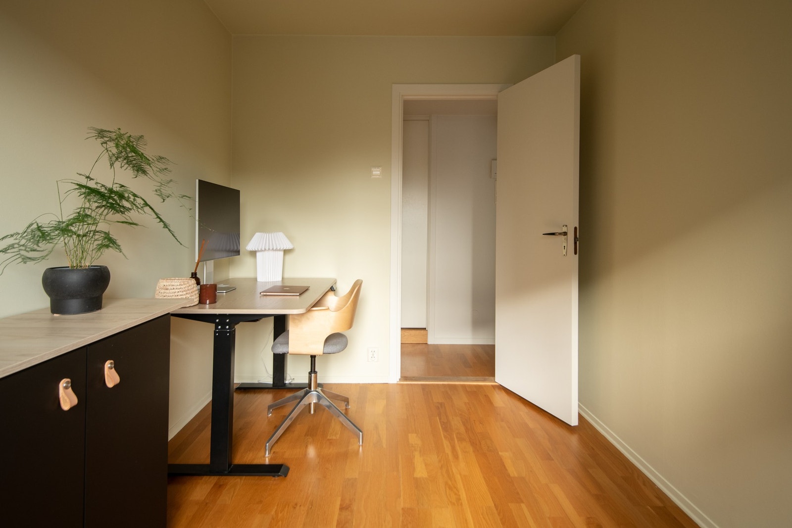 Her sørger et stort vindu for rikelig med dagslys, samt at vegger og tak er malt i fargen Jotun Malmø gir rommet en behagelig og stilren karakter. Galleribilde