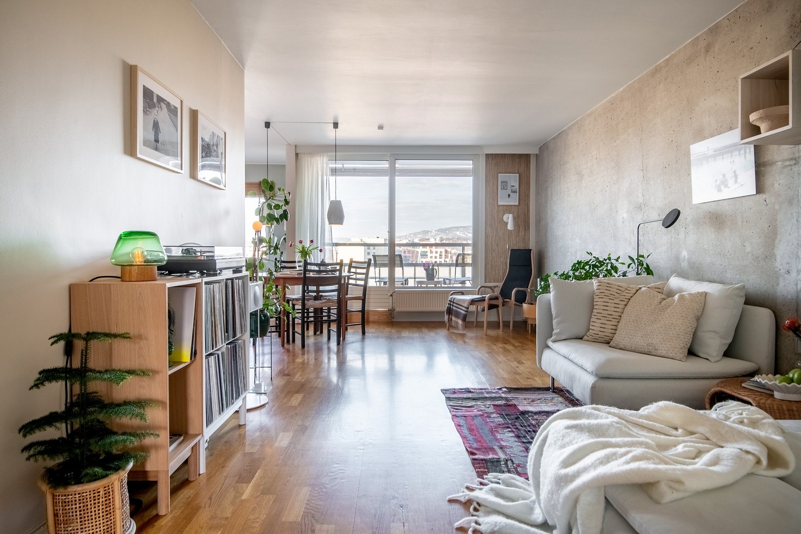 Stuen er stor og kan enkelt tilpasses både en sosial sone med utsikt over byen samt en avslappende og tilbaketrukket tv-stue. Galleribilde