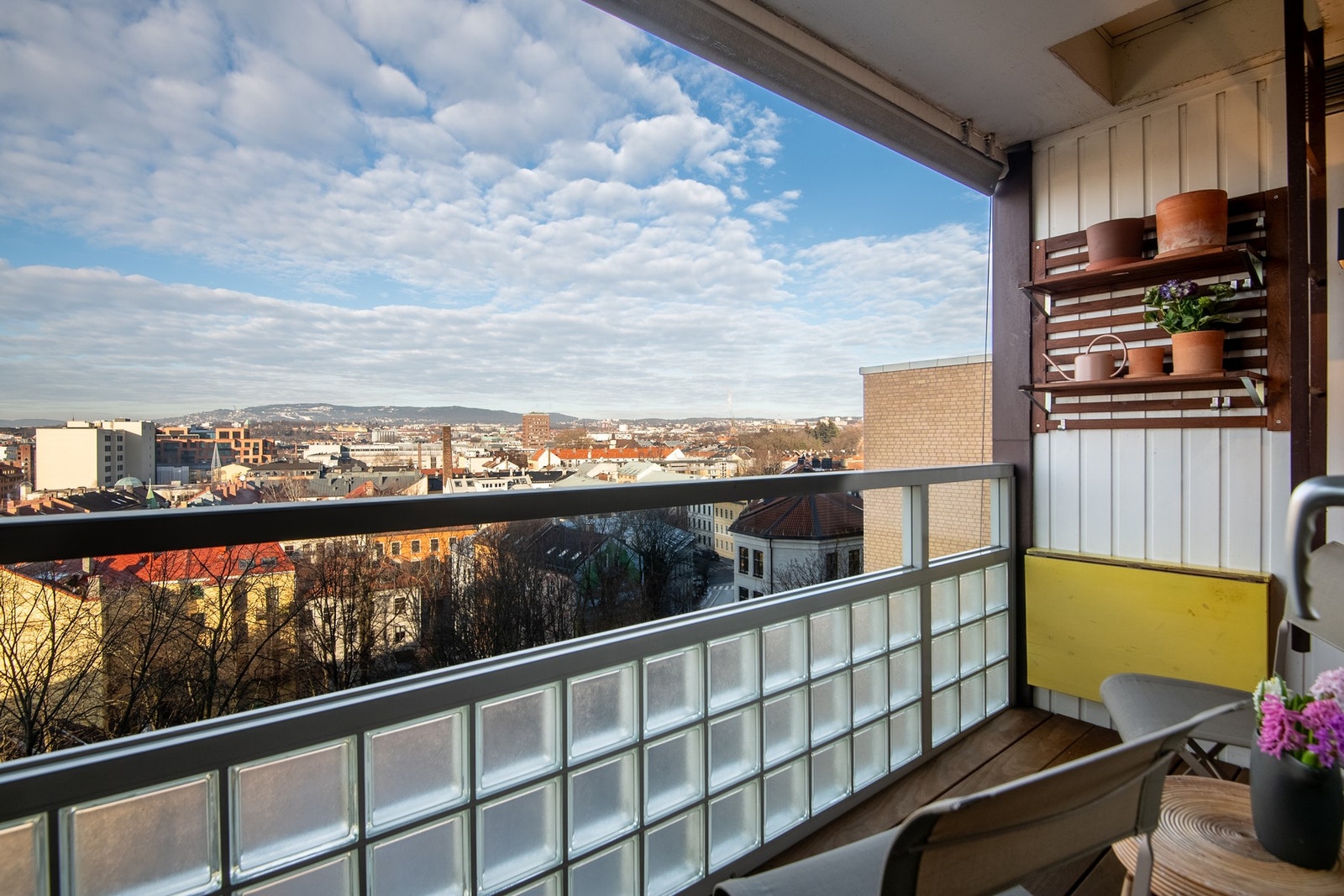 Balkongen er et perfekt sted for avslapning. Her kan fantastiske solnedganger nytes over byen og mot Holmenkollen. Galleribilde