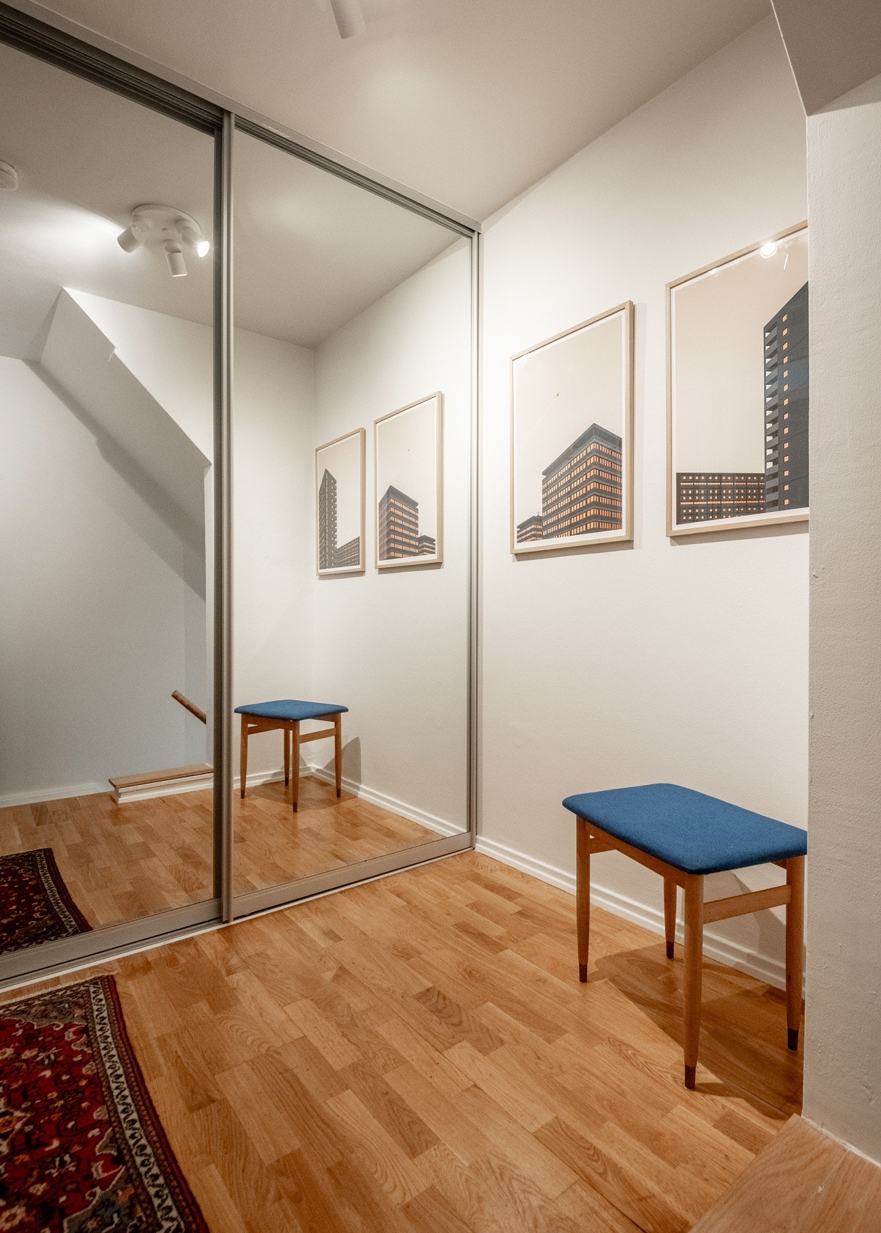 Leiligheten har en innbydende og romslig entré i 7. etasje, hvor du ønskes velkommen inn til et lyst og praktisk inngangsparti.med integrert skyvedørsgarderobe. Galleribilde