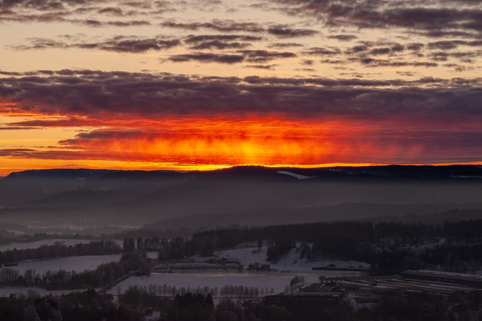 Fra terrassen kan man nyte utrolige solnedganger som gir et nydelig fargespill på himmelen (selgers private bilde). Galleribilde