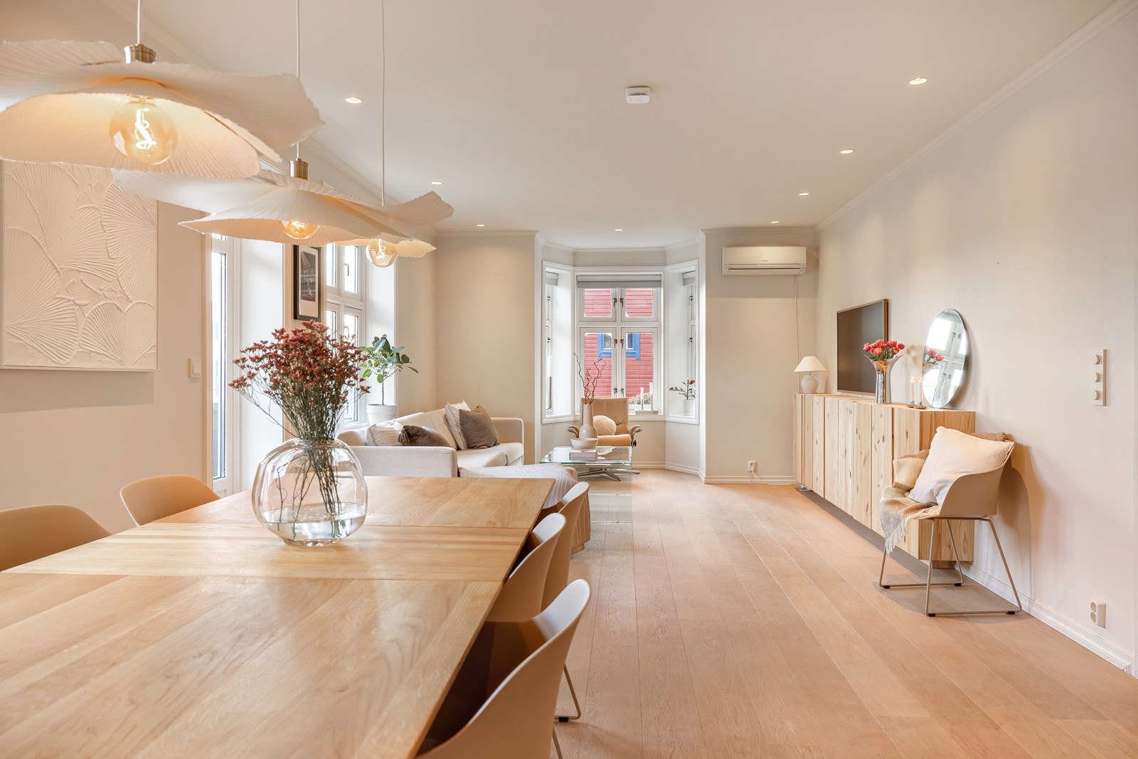 Videre fra entréen kommer du inn til hjertet av boligen, den åpne stuen! Galleribilde