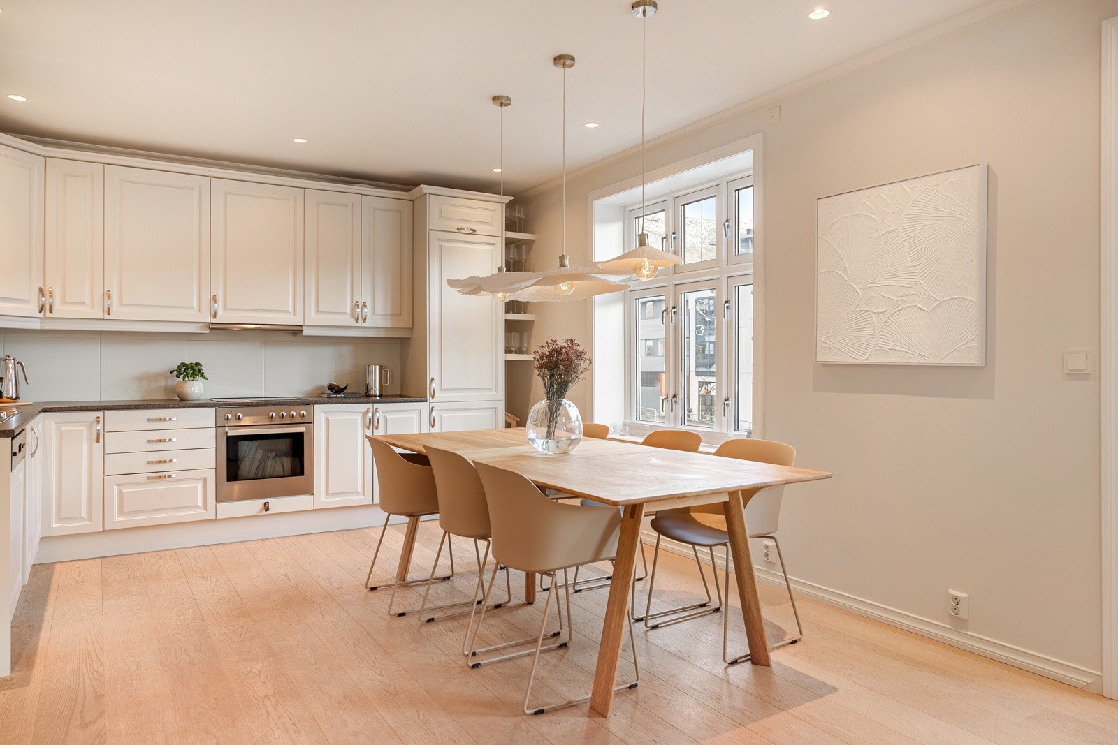 Rommet har flere store vinduer som slipper inn rikelig med naturlig dagslys fra flere kanter. Galleribilde