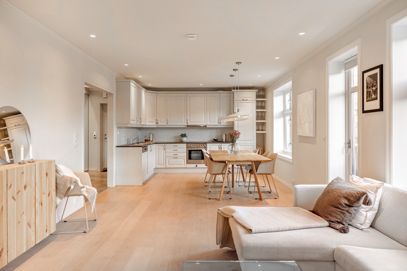 Stuen er i en åpen løsning sammen med kjøkkenet. Galleribilde