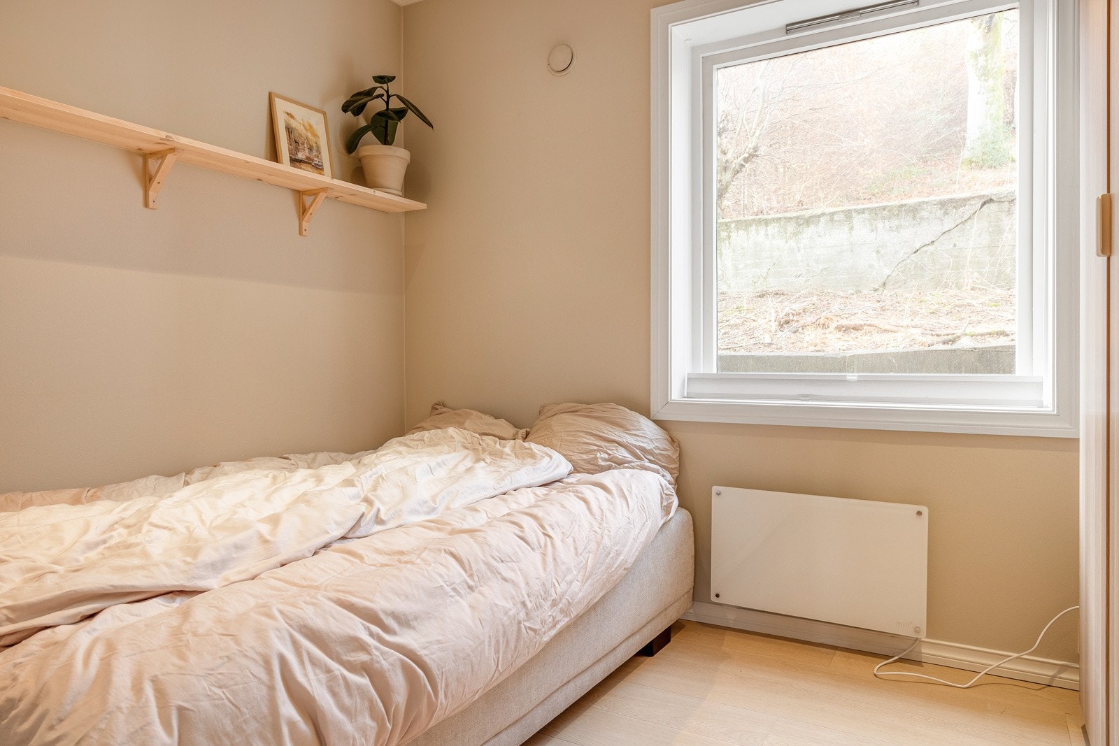 Gjesterommet måler 7 kvm og har god plass til seng, nattbord samt garderobeskap. Galleribilde