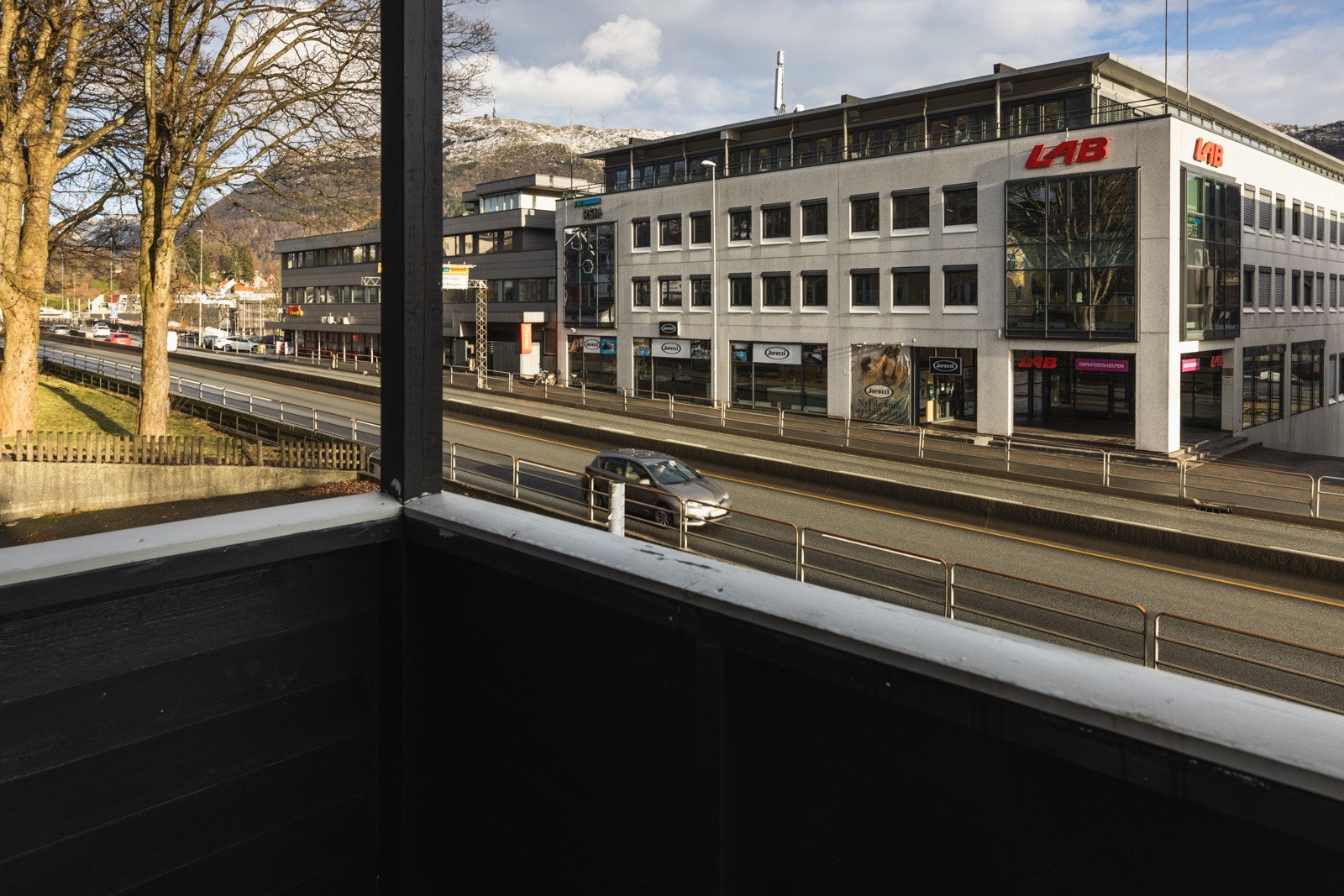 I tillegg til privat balkong, har sameiet en større felles terrasse hvor du kan invitere til større grillselskaper. Galleribilde