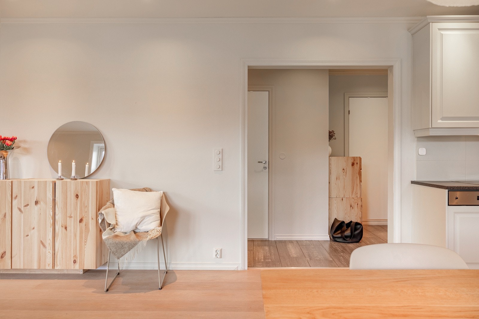 Det er lagt 1-stavs parkett på gulvet som forøvrig er gjennomgående i boligen, foruten om entré og bad. Galleribilde