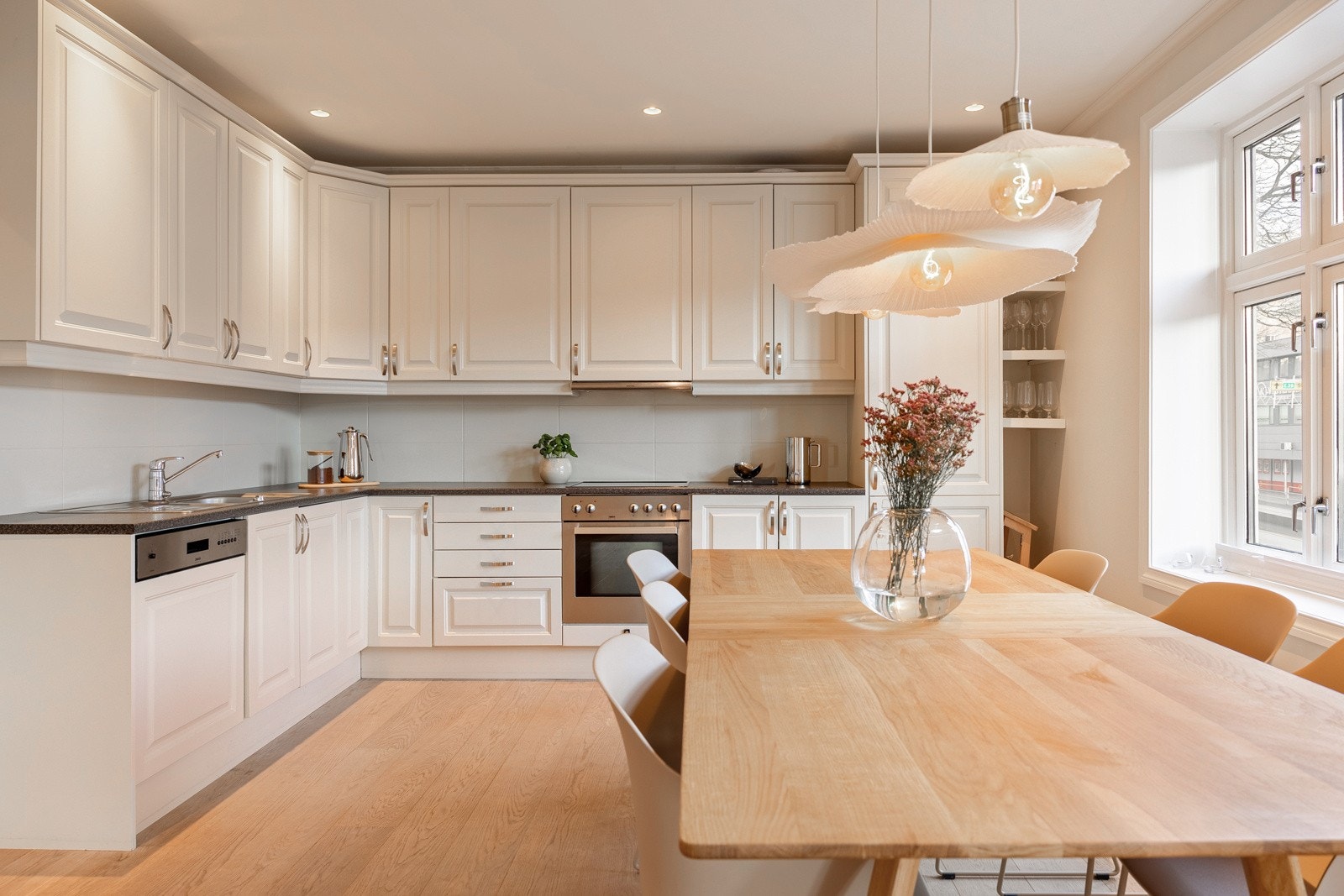 Kjøkkenet er lyst og stilrent med gode oppbevaringsmuligheter. Alle hvitevarene her er integrerte og medfølger handel. Galleribilde