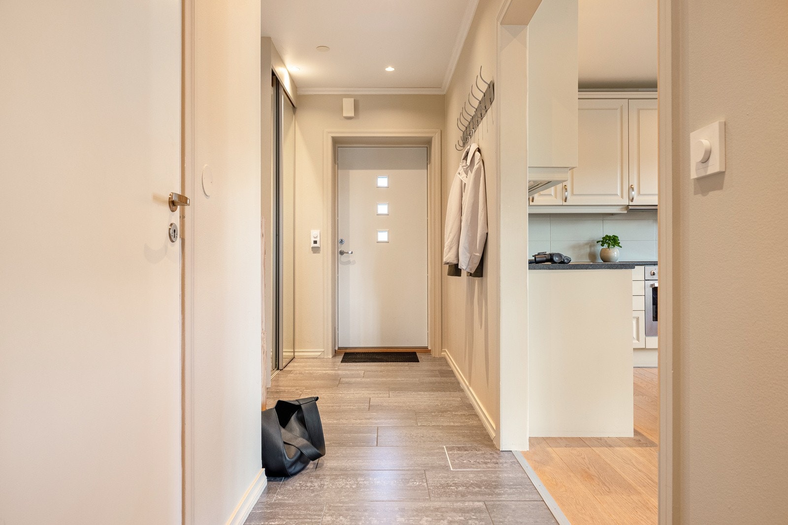 Her er det innebygd garderobeskap med god plass til å oppbevare både yttertøy og sko. Galleribilde