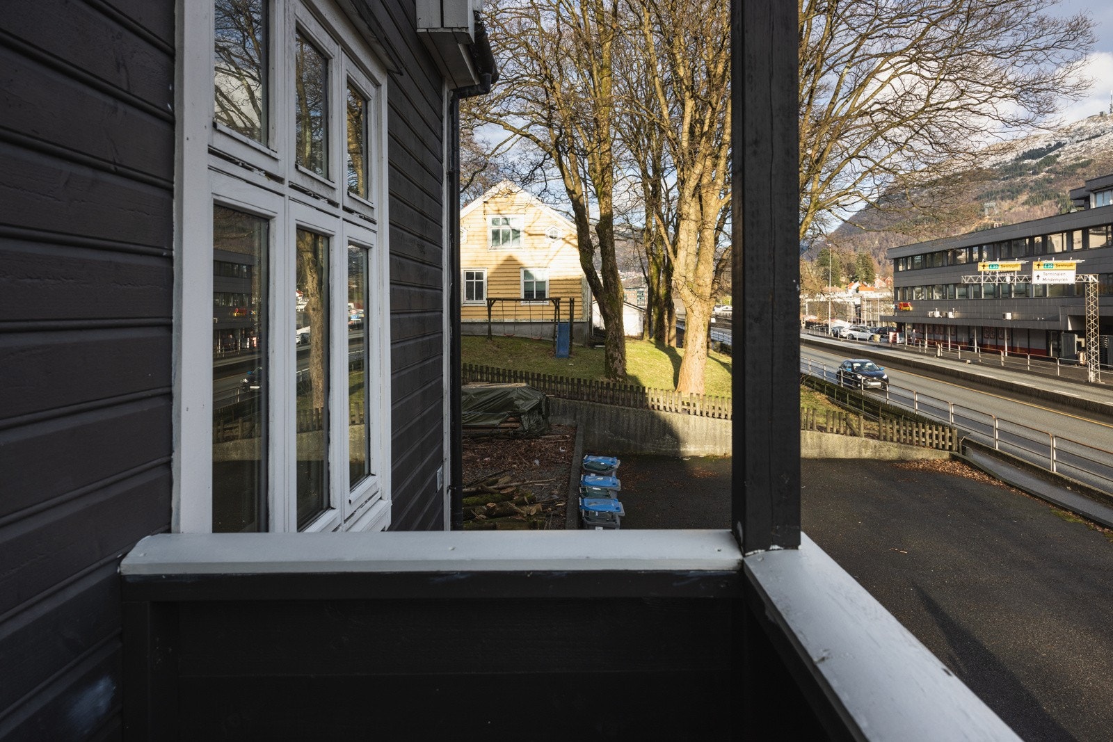 Direkte fra stuen og kjøkkenet er det utgang til privat balkong. Galleribilde