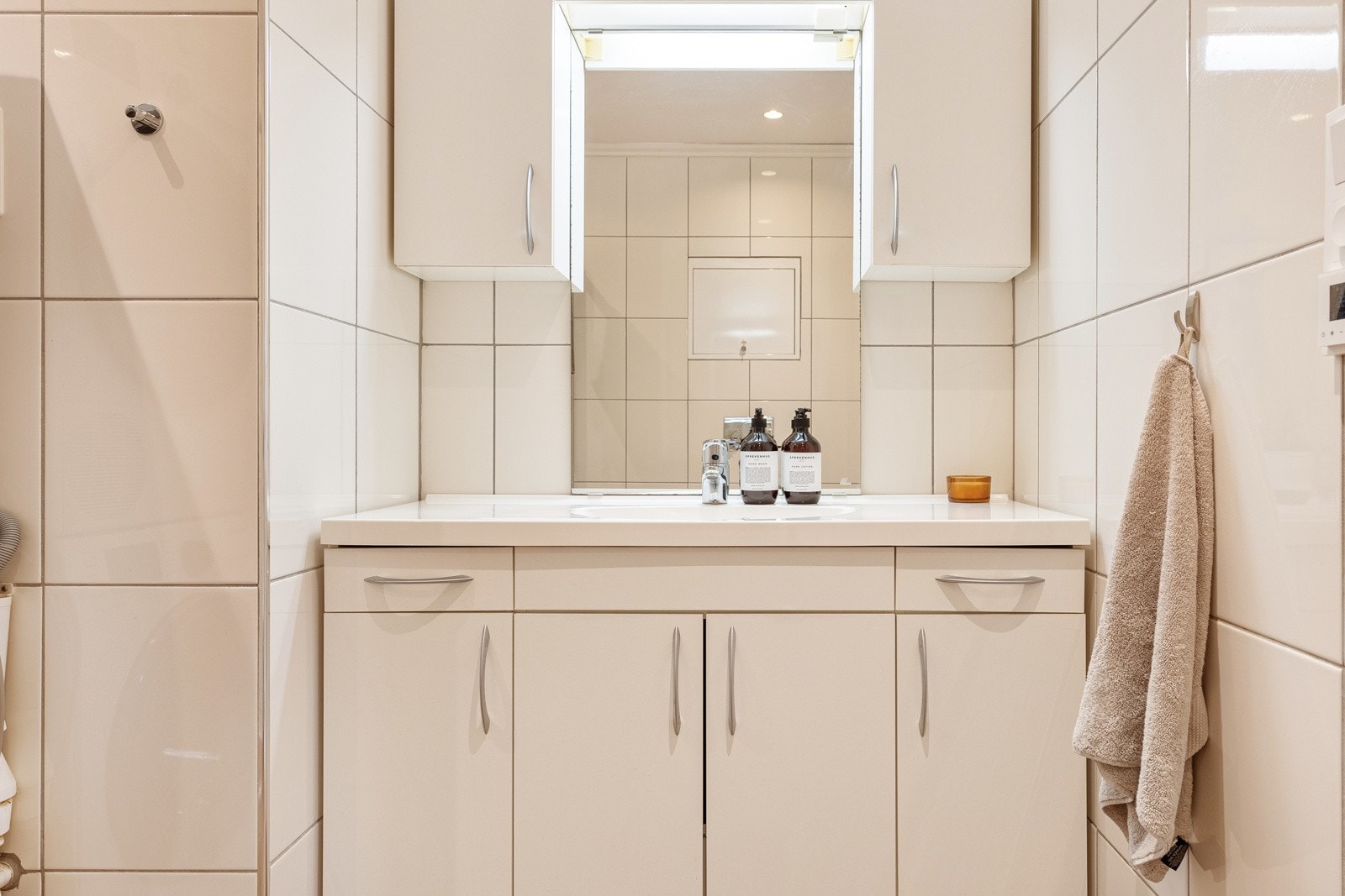 Badet er helfliset med varmekabler i gulv. Galleribilde