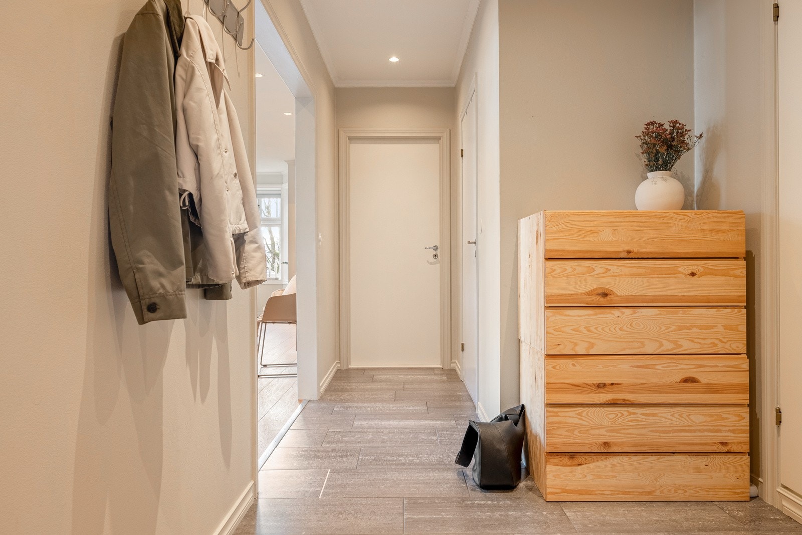 Velkommen inn! Det første du møter er en lys og romslig entré som måler 8 kvm. Galleribilde